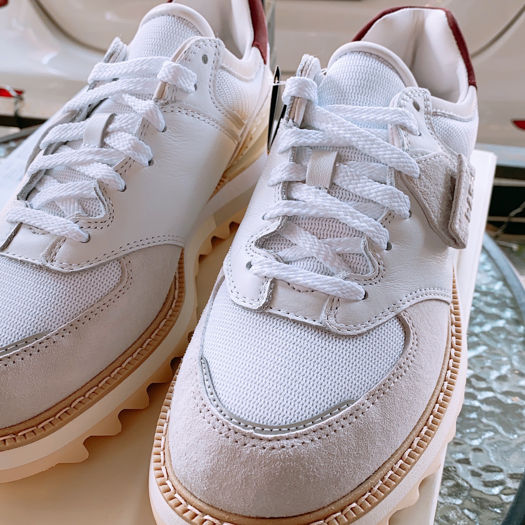 New Balance x Tokyo Design Studio 574 White Burgundy 착용 스타일 - 4
