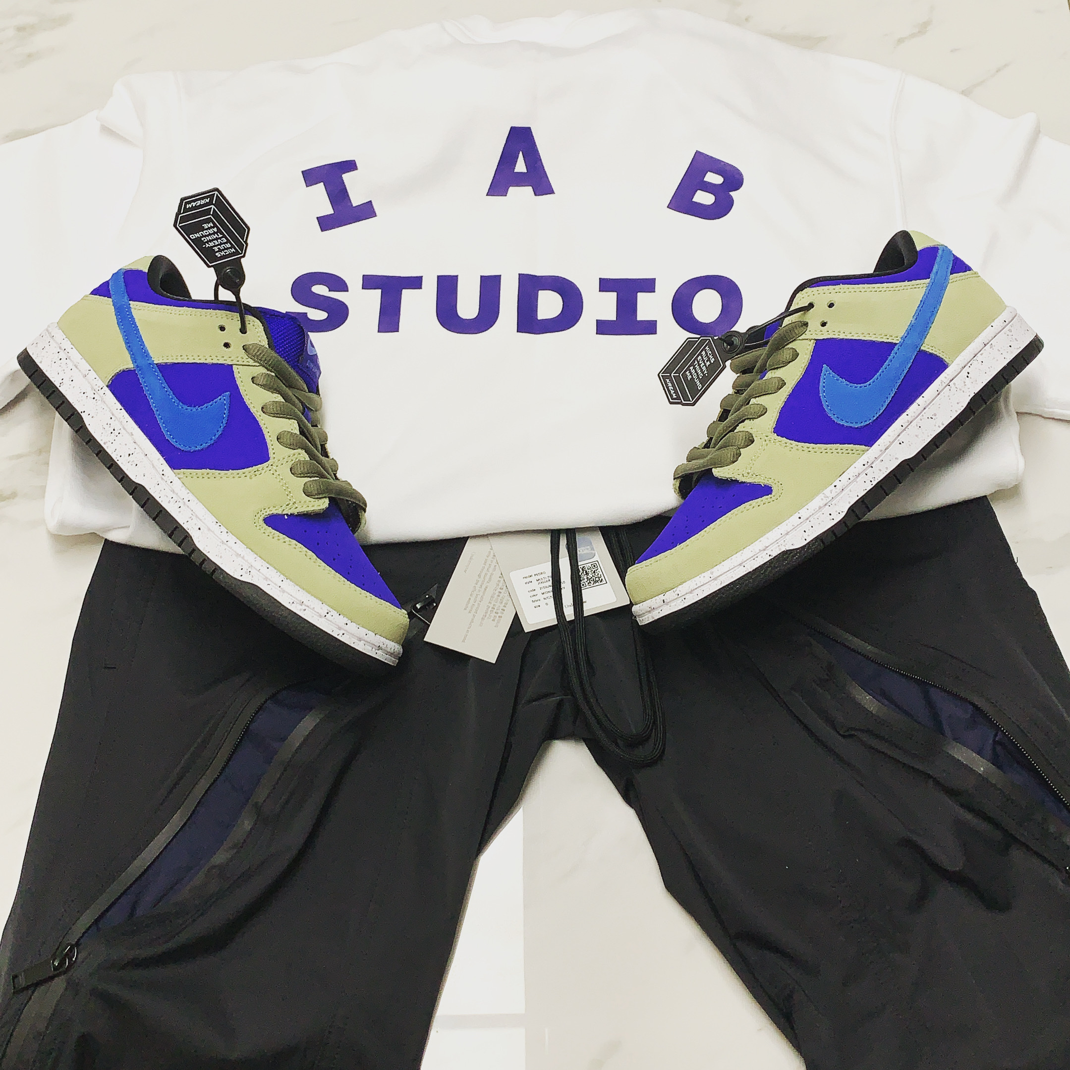 IAB Studio T-Shirt White, Nike SB Dunk Low Pro Celadon 착용 스타일