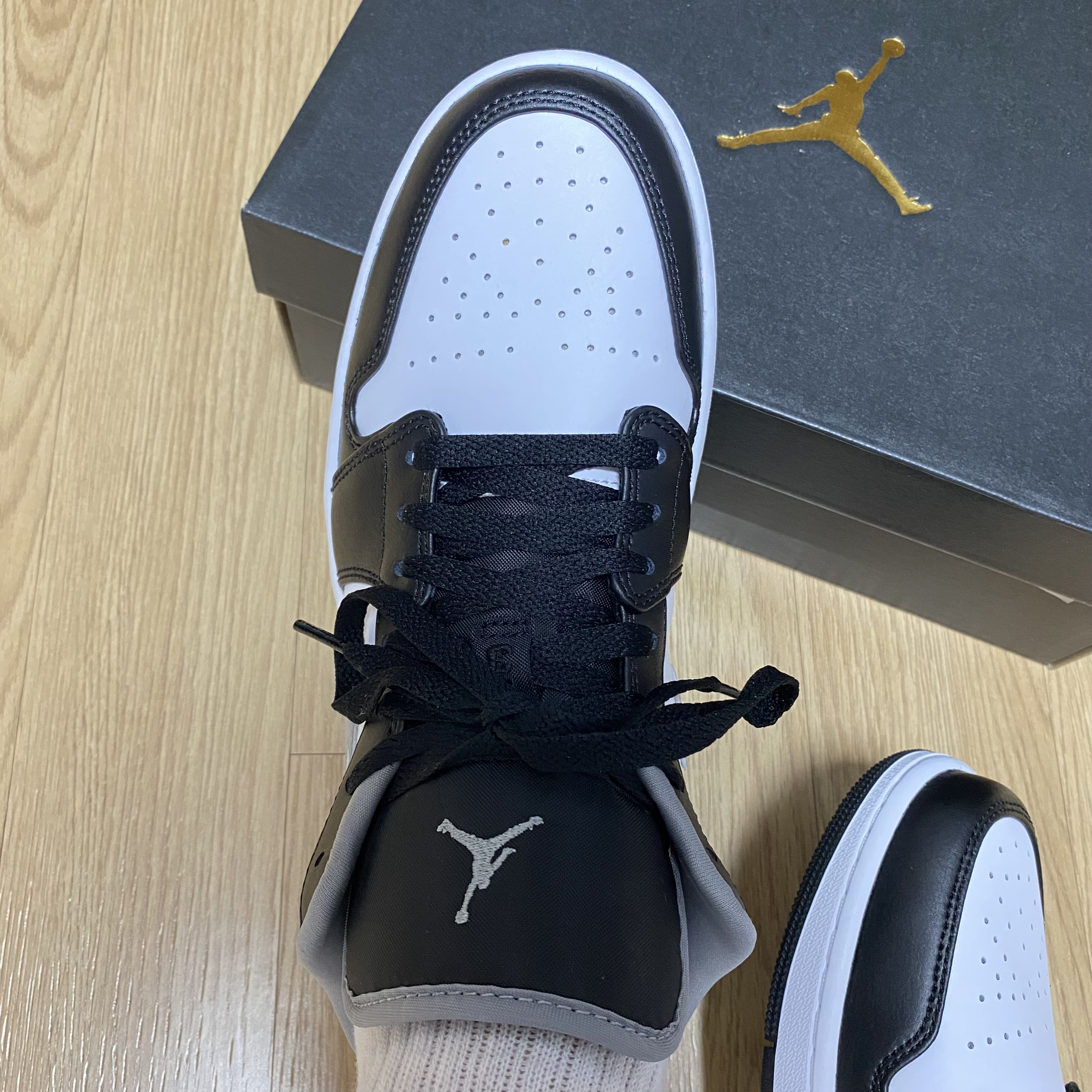Jordan 1 Low Black Particle Grey 착용 스타일 - 3