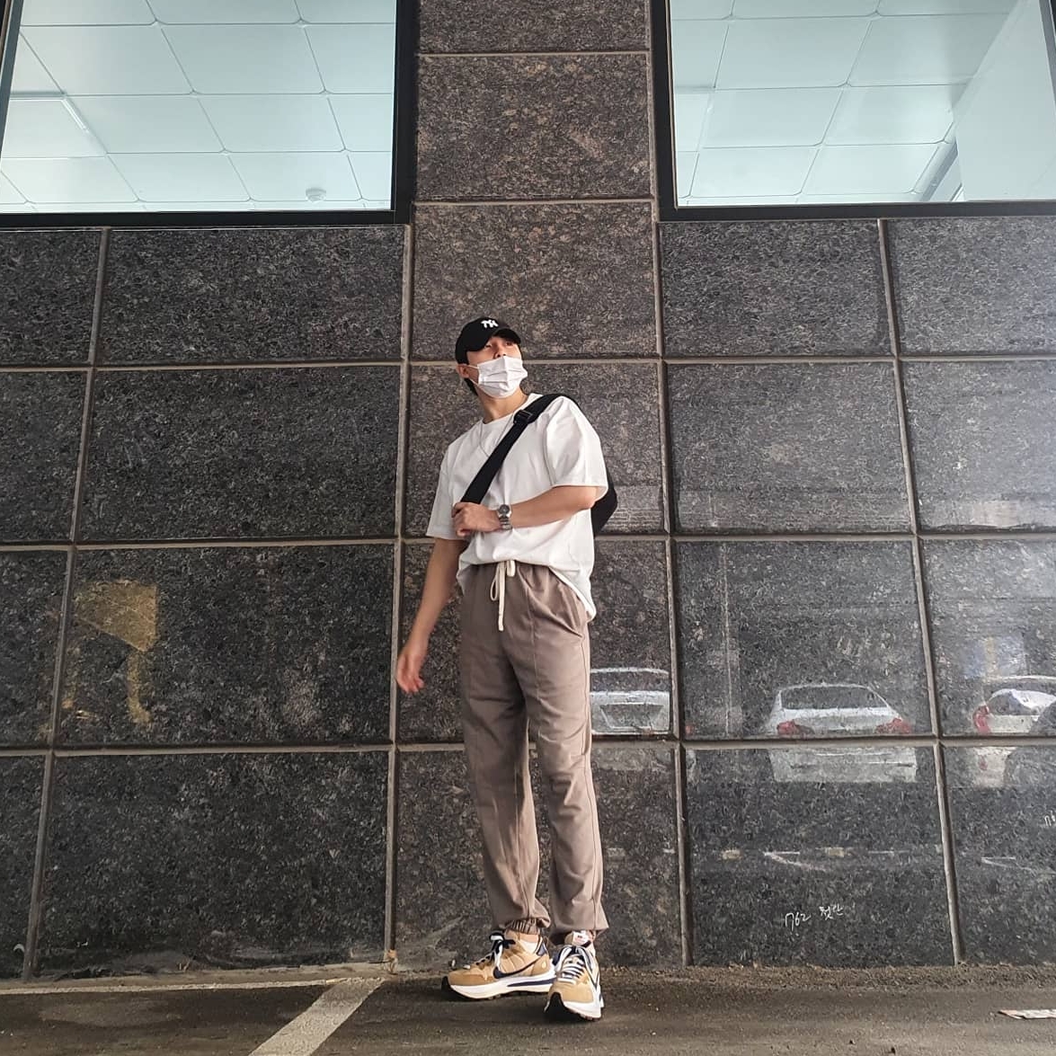 Nike x Sacai VaporWaffle Sesame and Blue Void 착용 스타일