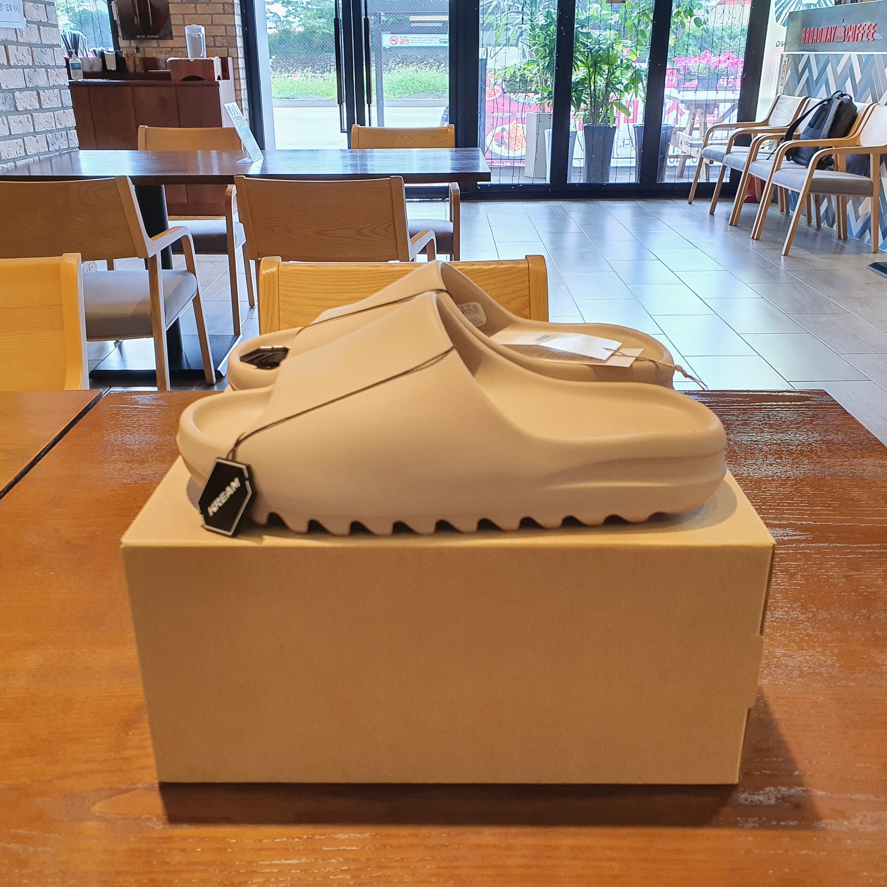 Adidas Yeezy Slide Pure 착용 스타일
