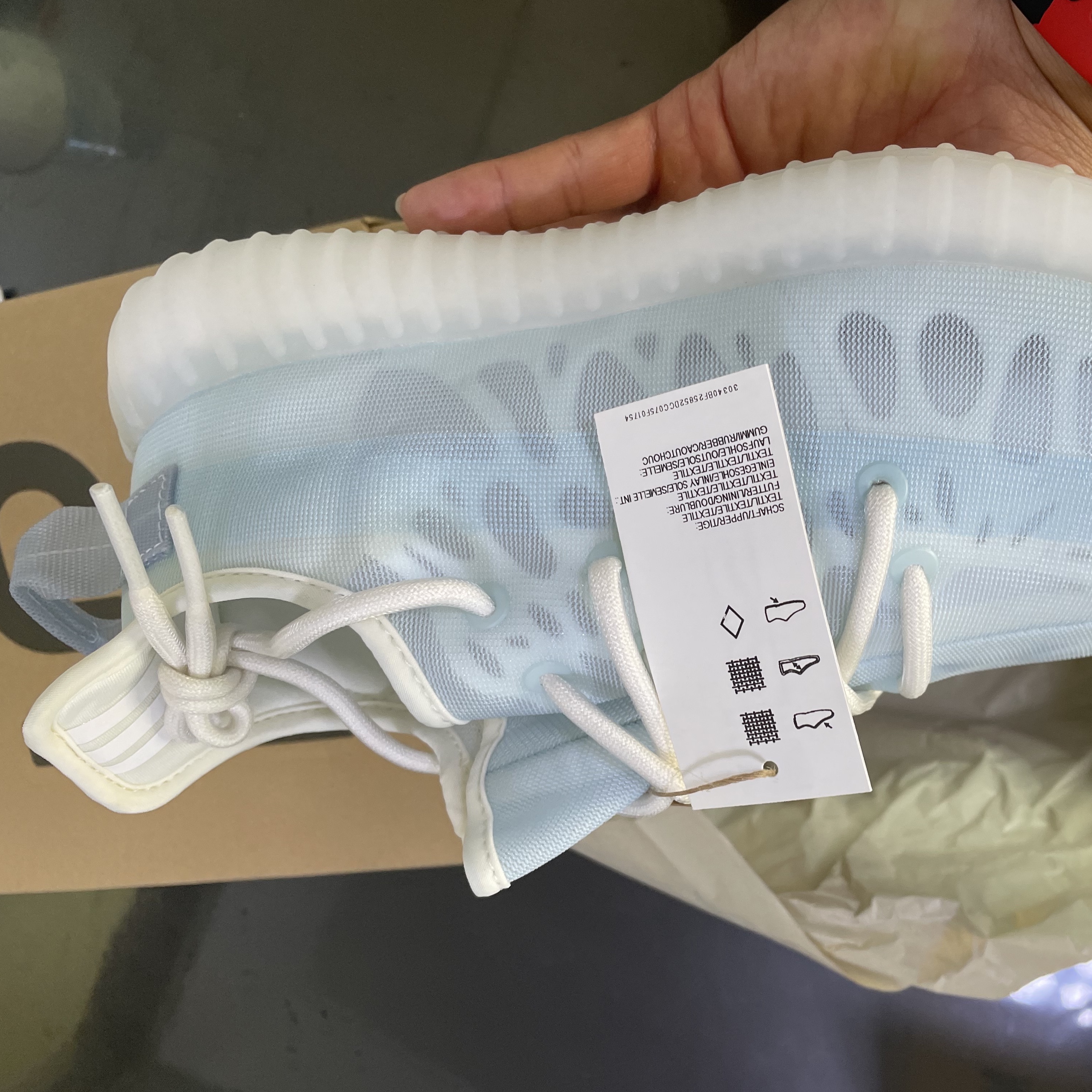 Adidas Yeezy Boost 350 V2 Mono Ice 착용 스타일