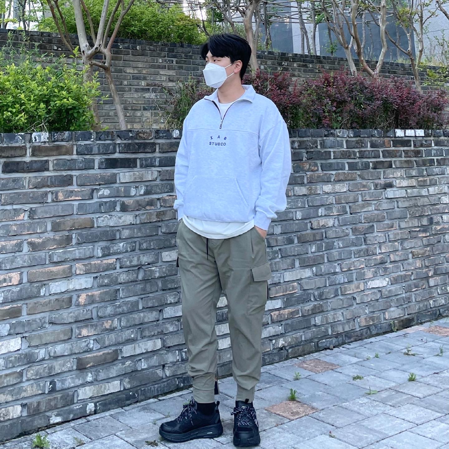 IAB Studio Half Zip Pullover Light Gray 착용 스타일