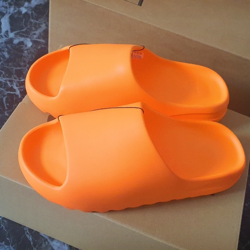 Adidas Yeezy Slide Enflame Orange 착용 스타일 - 2