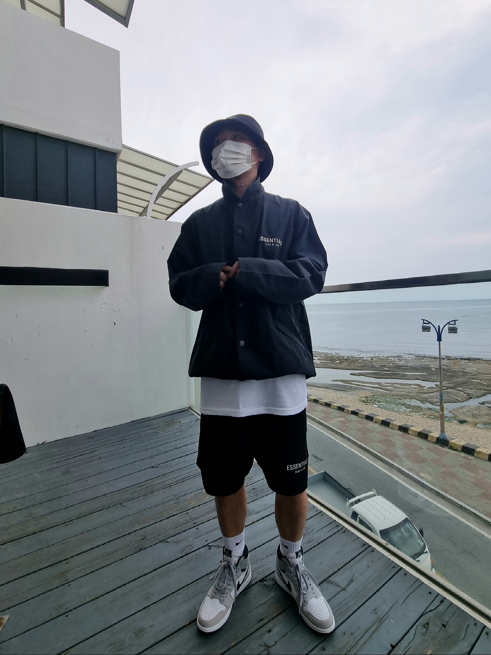 Essentials Coach Jacket Dark Slate/Stretch Limo/Black - 20FW, Essentials Volley Shorts Black - 20FW 착용 스타일