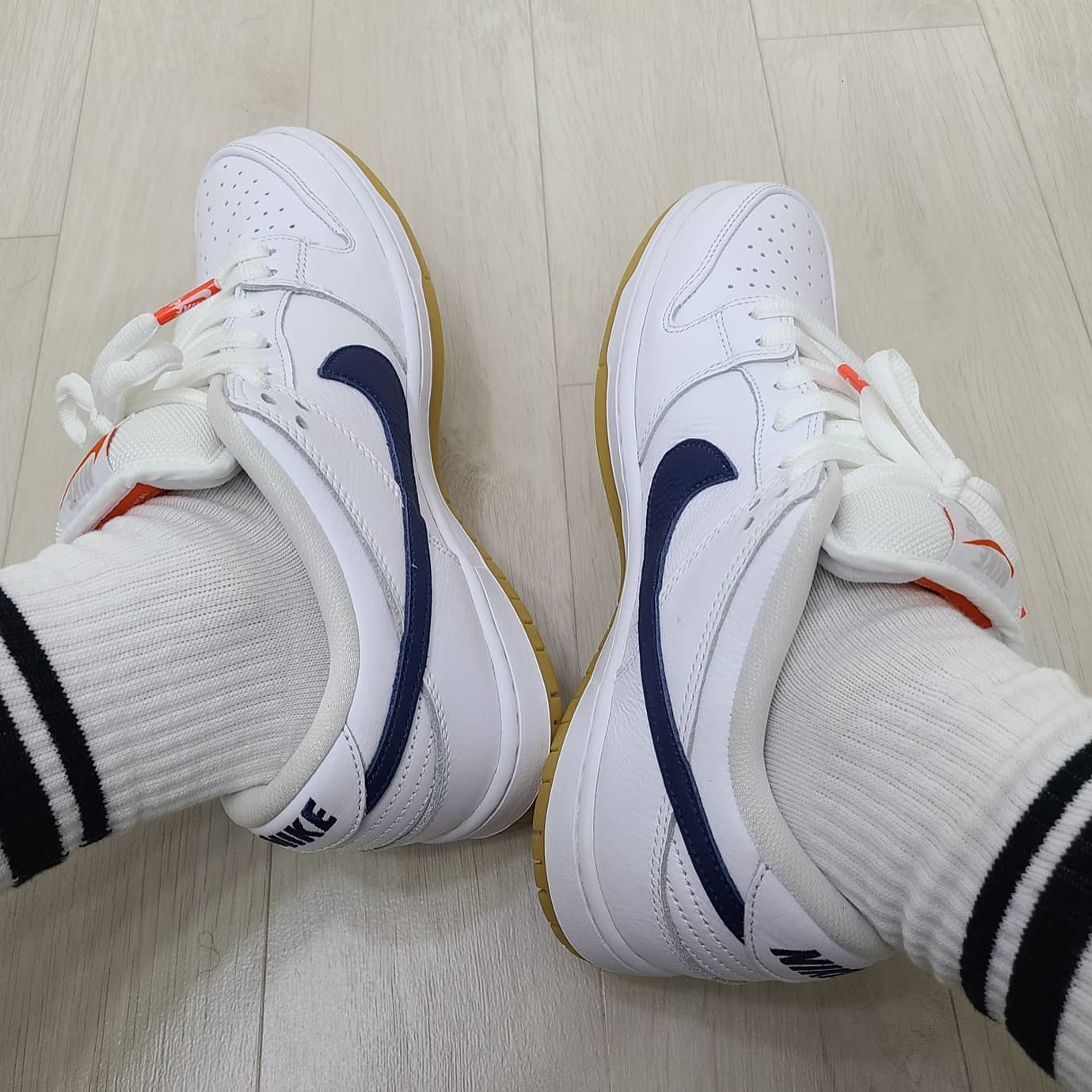 Nike SB Dunk Low Pro ISO Orange Label White Navy 착용 스타일 - 4