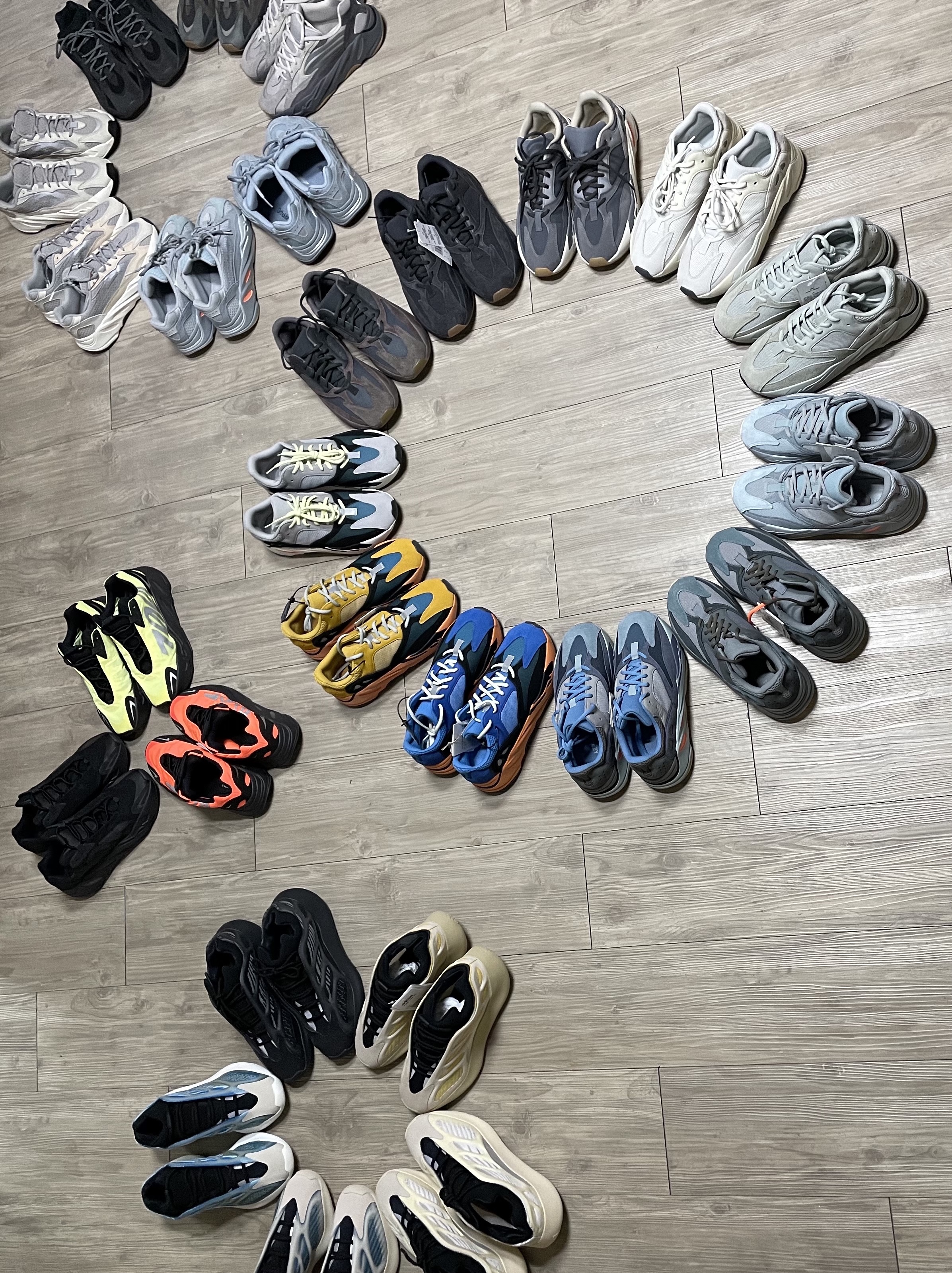 Adidas Yeezy Boost 700 V2 Cream, Adidas Yeezy Boost 700 V2 Static 2018 착용 스타일 - 1