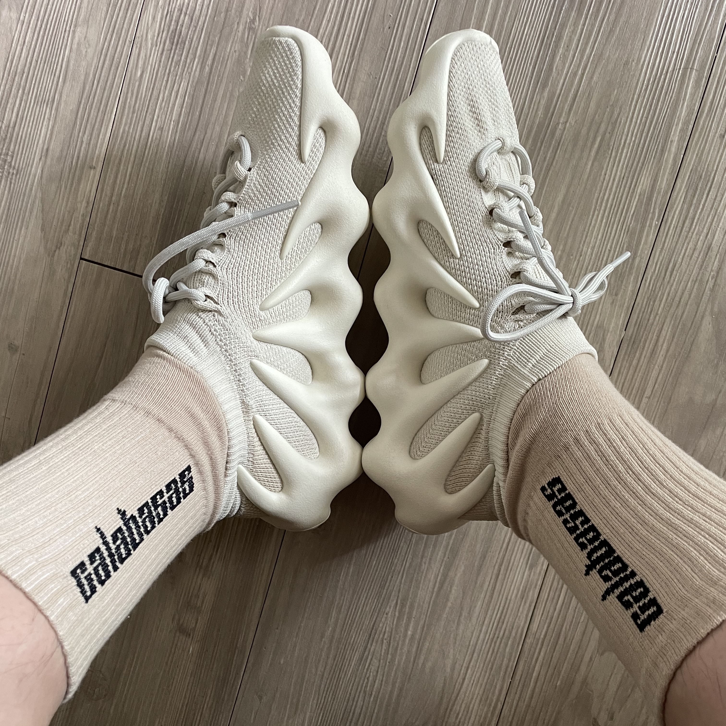 Adidas Yeezy 450 Cloud White 착용 스타일 - 2