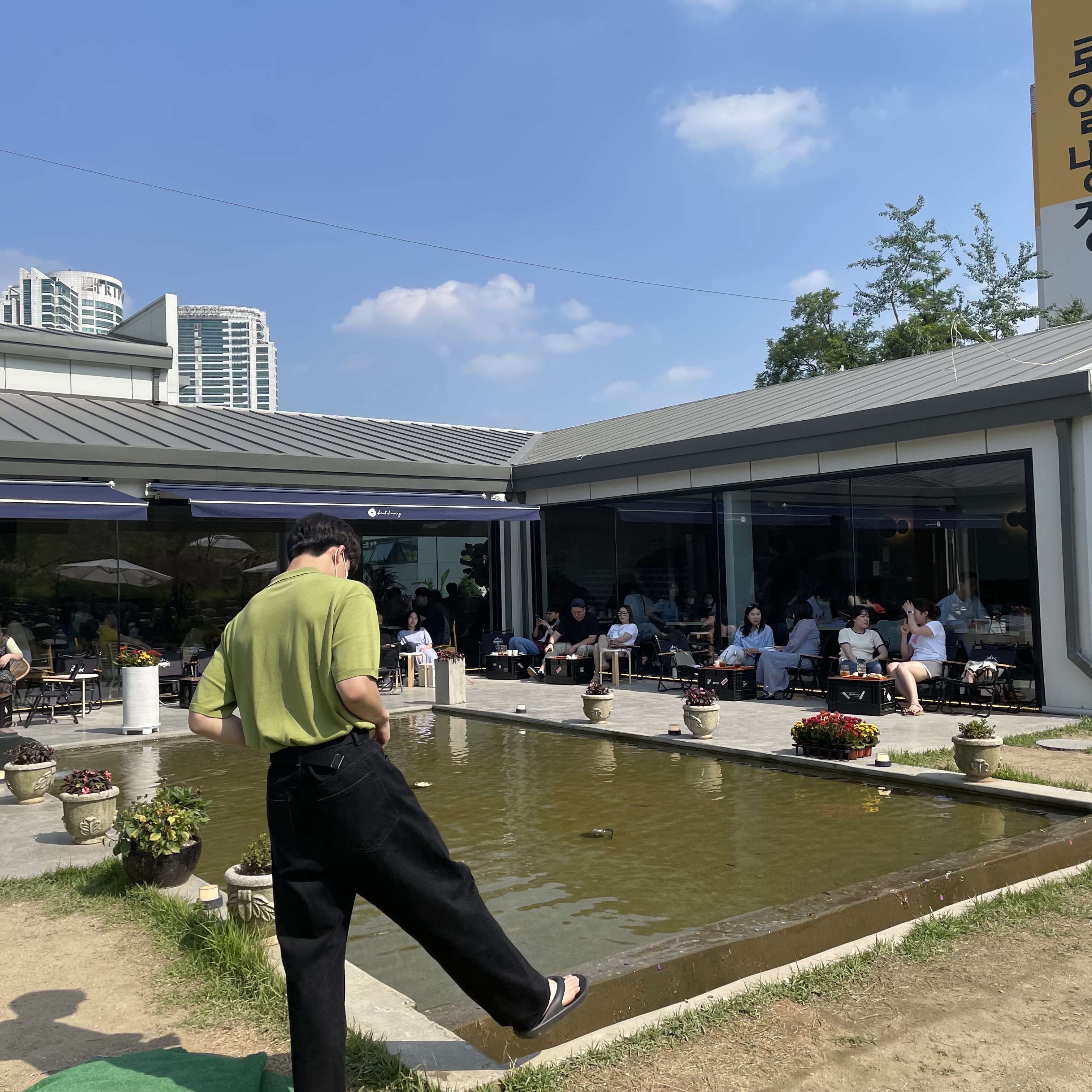 New Balance x Taw&Toe Flip Flop Black 착용 스타일