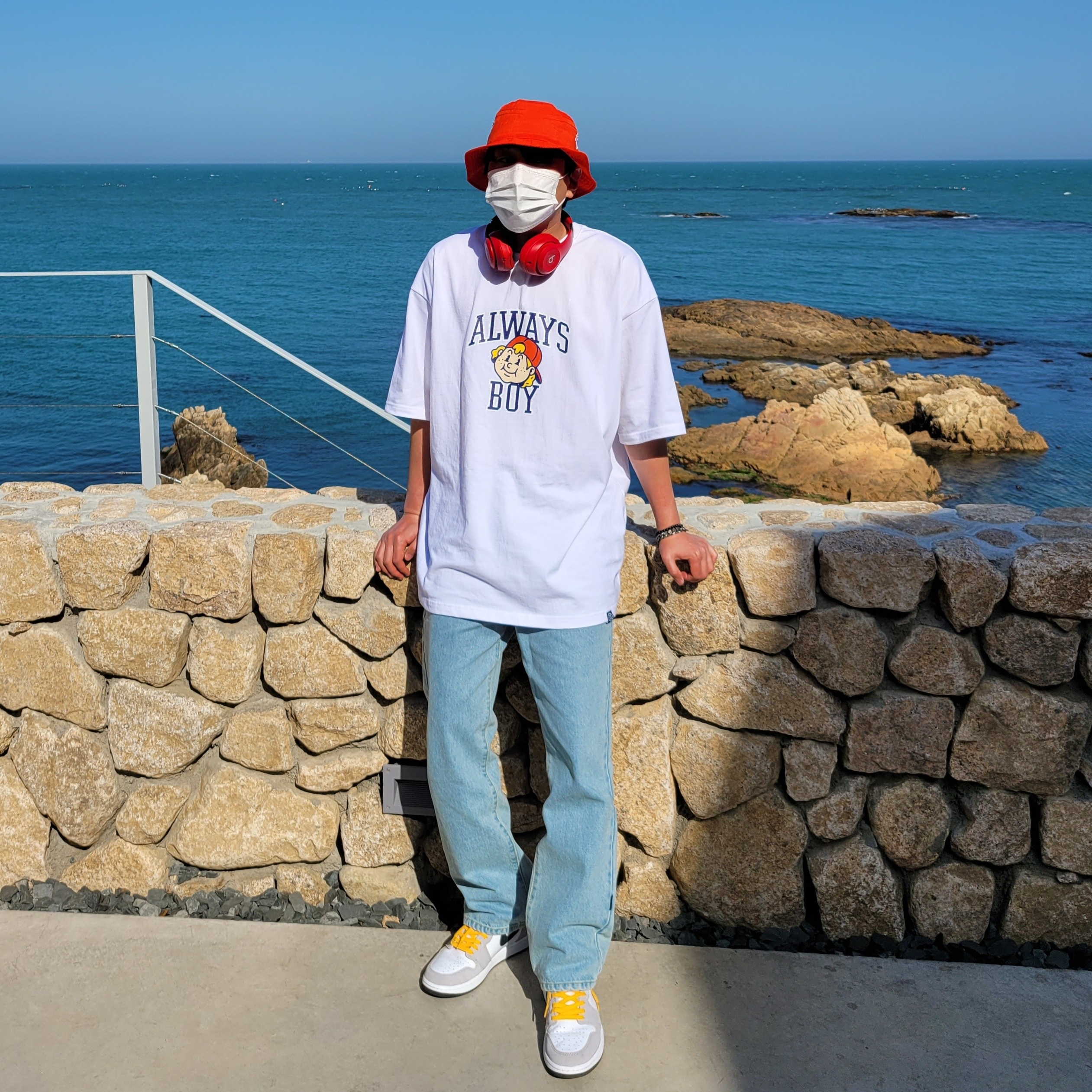 Nike x Stussy Bucket Hat Habanero Red, Jordan 1 Retro High OG Light Smoke Grey 착용 스타일 - 1