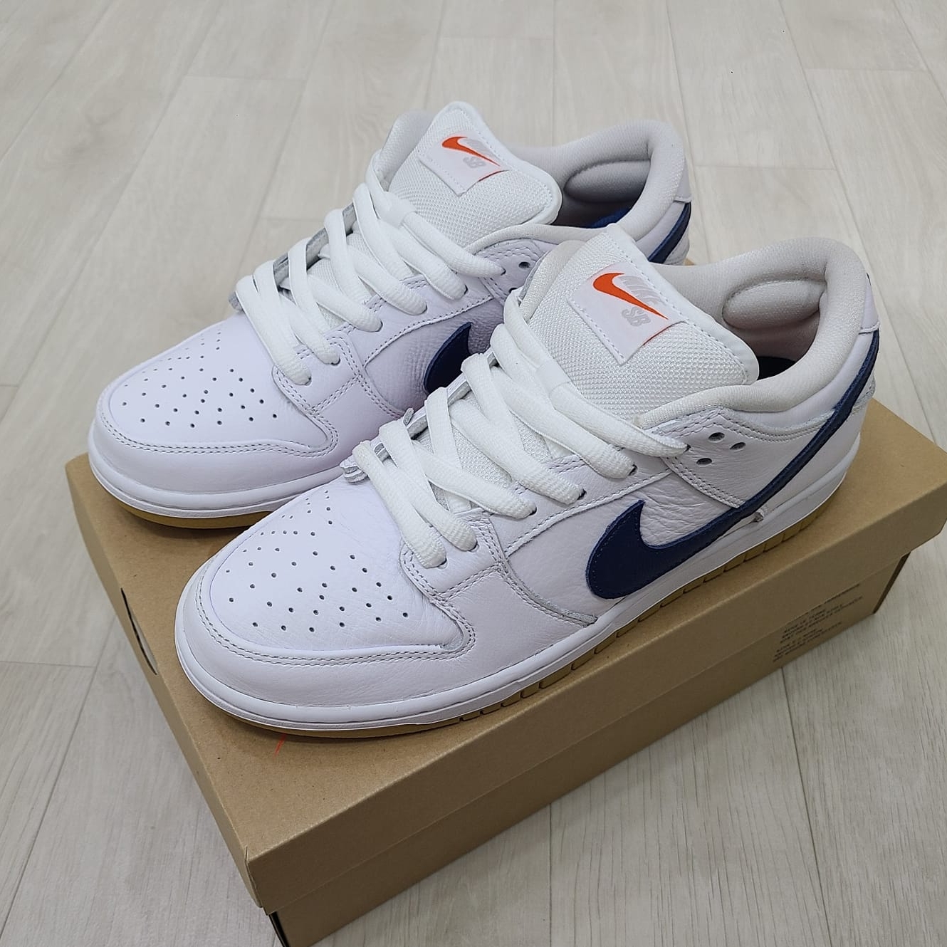Nike SB Dunk Low Pro ISO Orange Label White Navy 착용 스타일 - 2