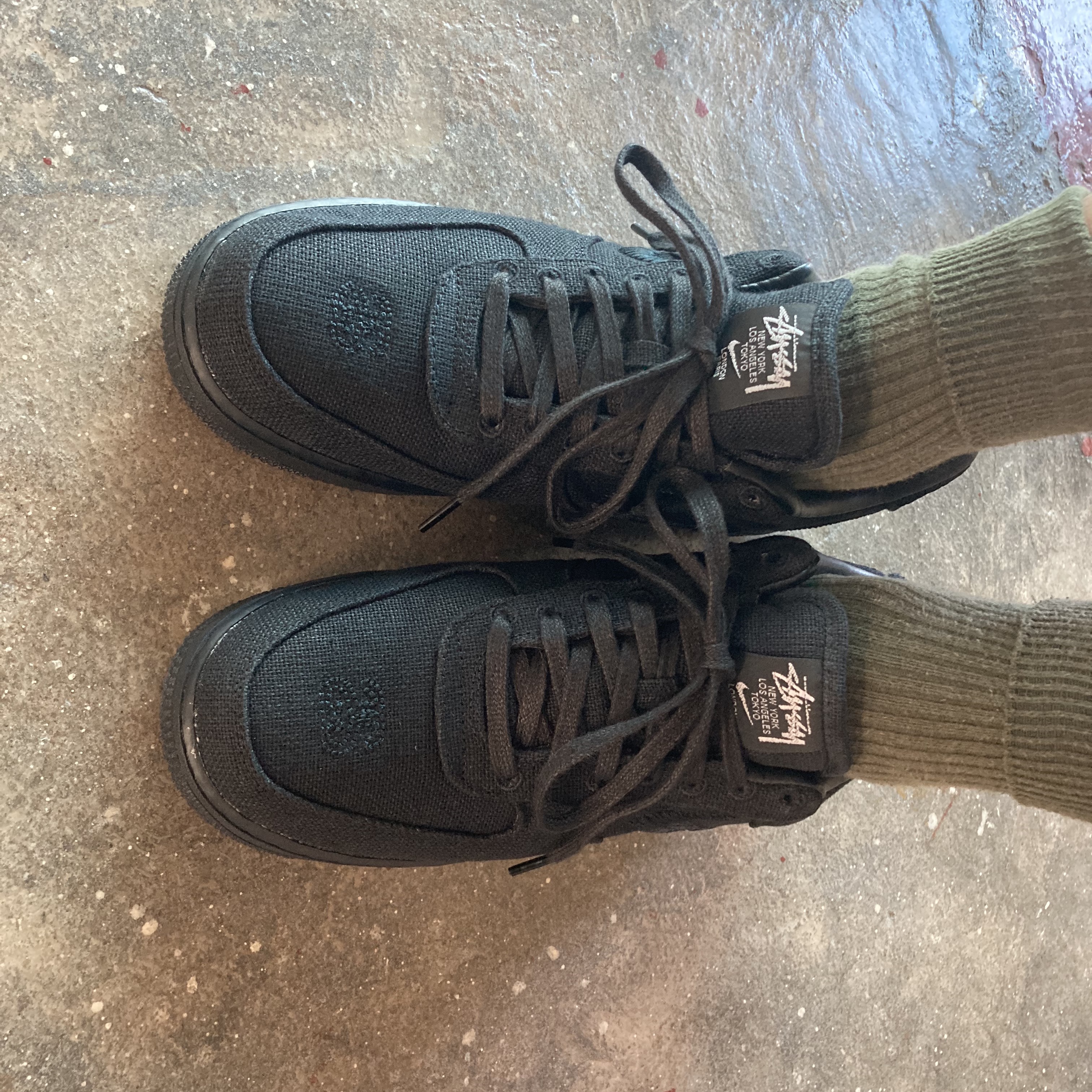 Nike x Stussy Air Force 1 Low Triple Black 착용 스타일 - 3