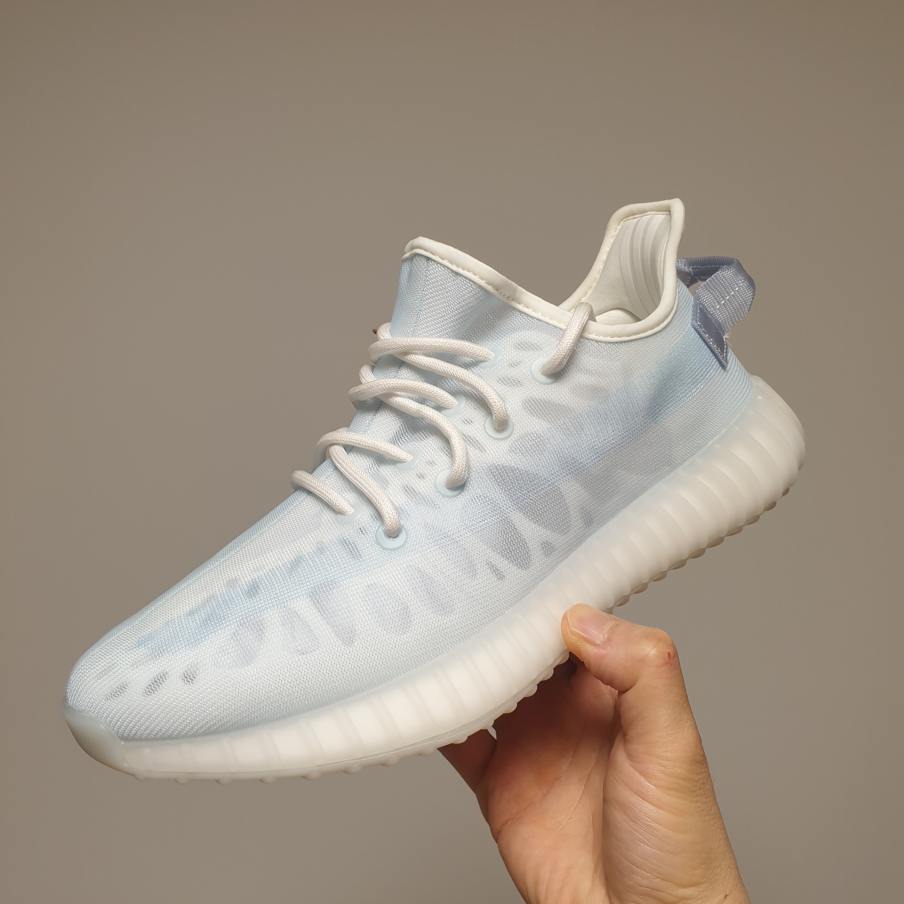 Adidas Yeezy Boost 350 V2 Mono Ice 착용 스타일 - 1