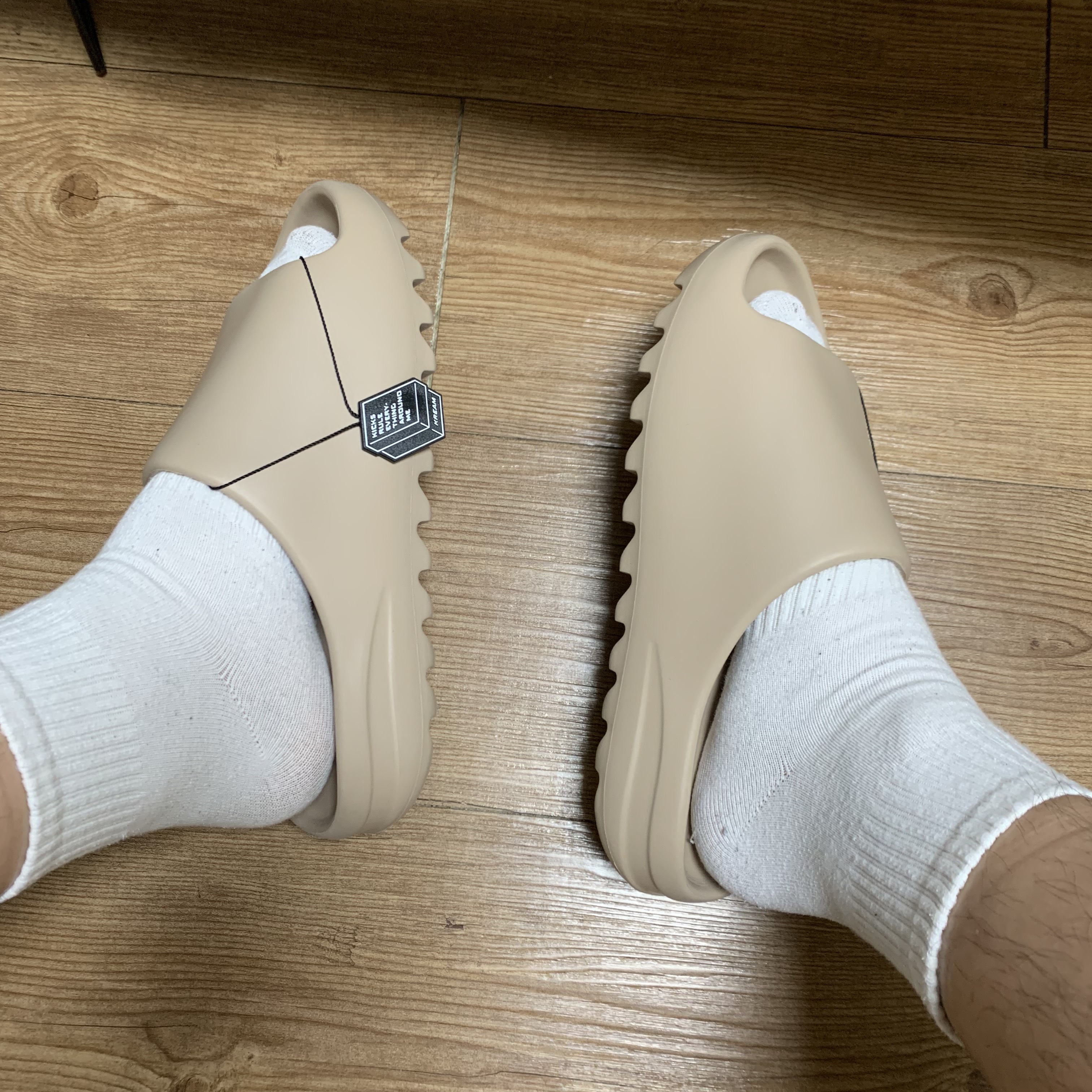 Adidas Yeezy Slide Pure 착용 스타일 - 1