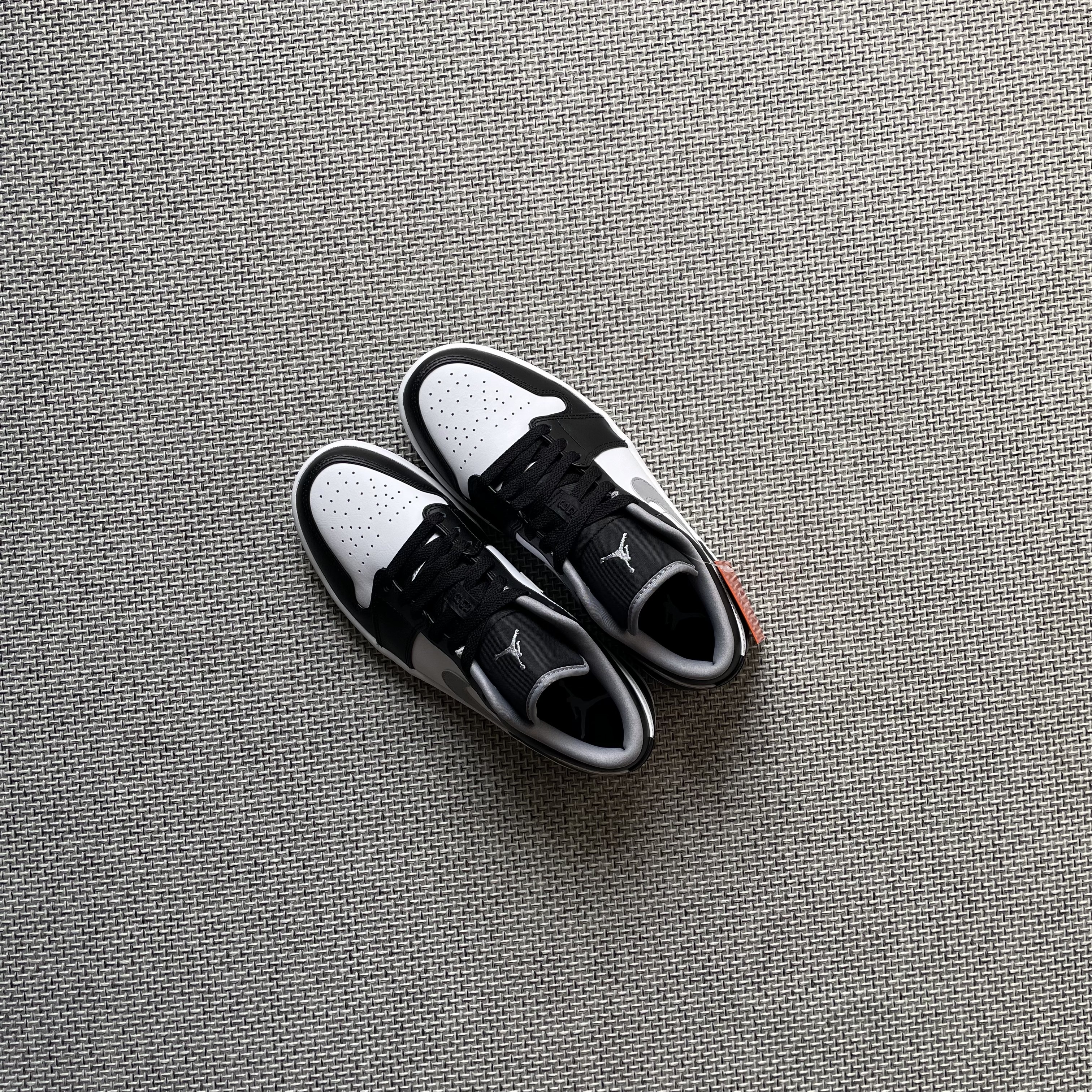 Jordan 1 Low Black Particle Grey 착용 스타일 - 3