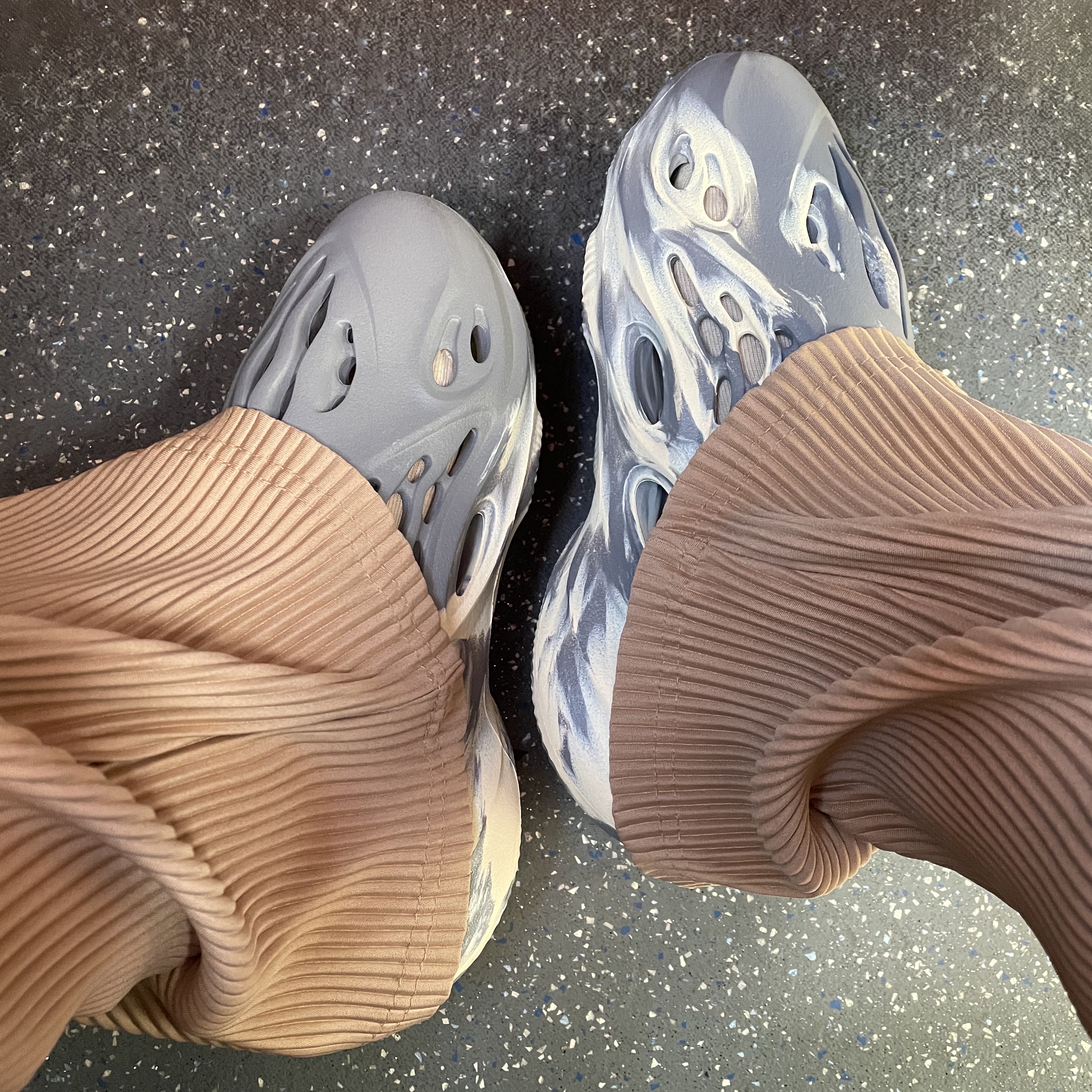 Adidas Yeezy Foam RNNR MXT Moon Gray 착용 스타일 - 2