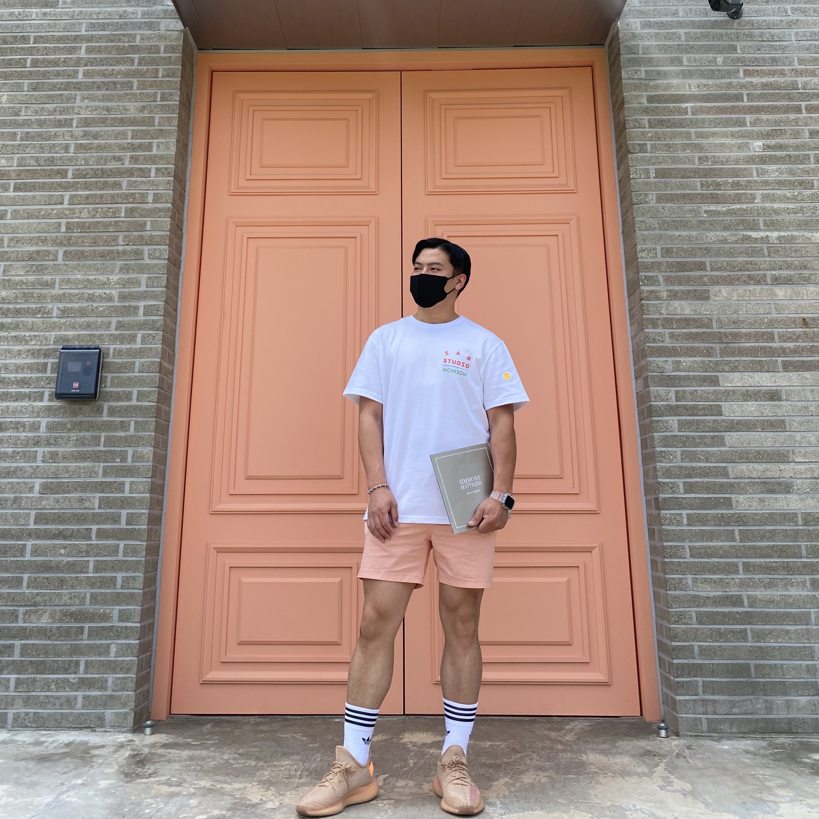 Adidas Yeezy Boost 350 V2 Clay, IAB Studio T-Shirt White for Worksout 착용 스타일