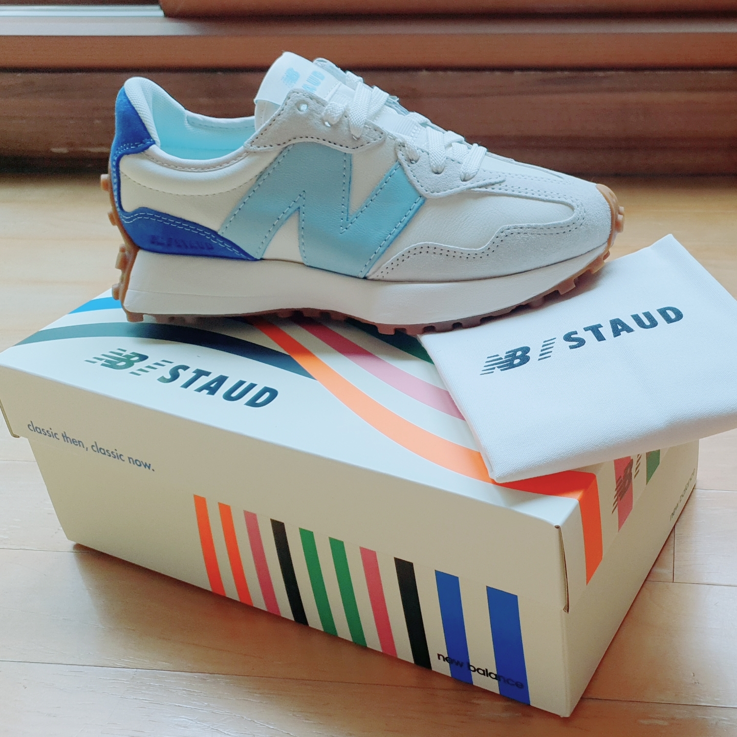 New Balance x Staud 327 Sea Salt Atlantic 착용 스타일