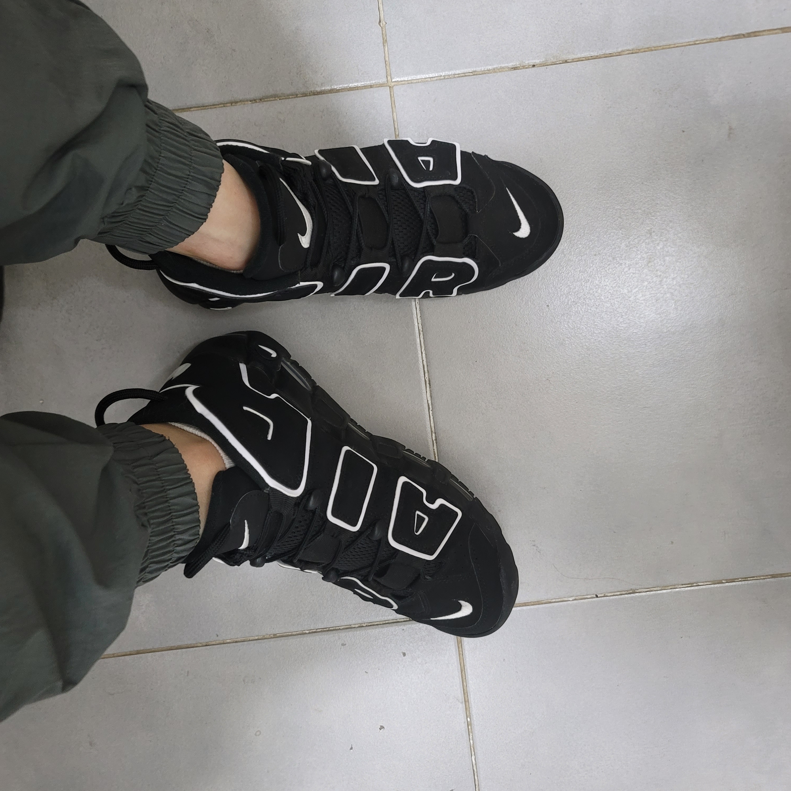 Nike Air More Uptempo Black White 2020 착용 스타일 - 1