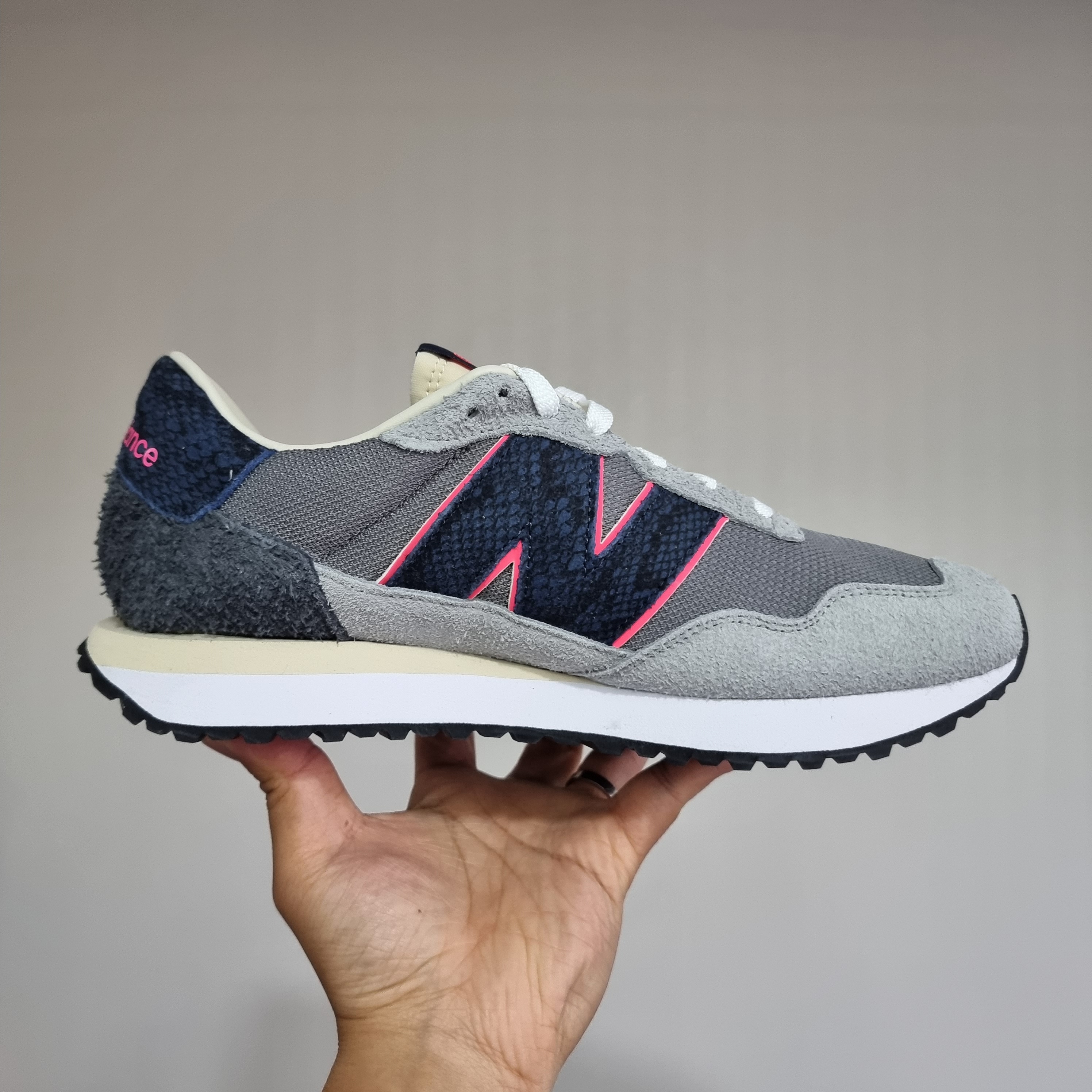 New Balance x SNS 237 Blue Racer 착용 스타일 - 3