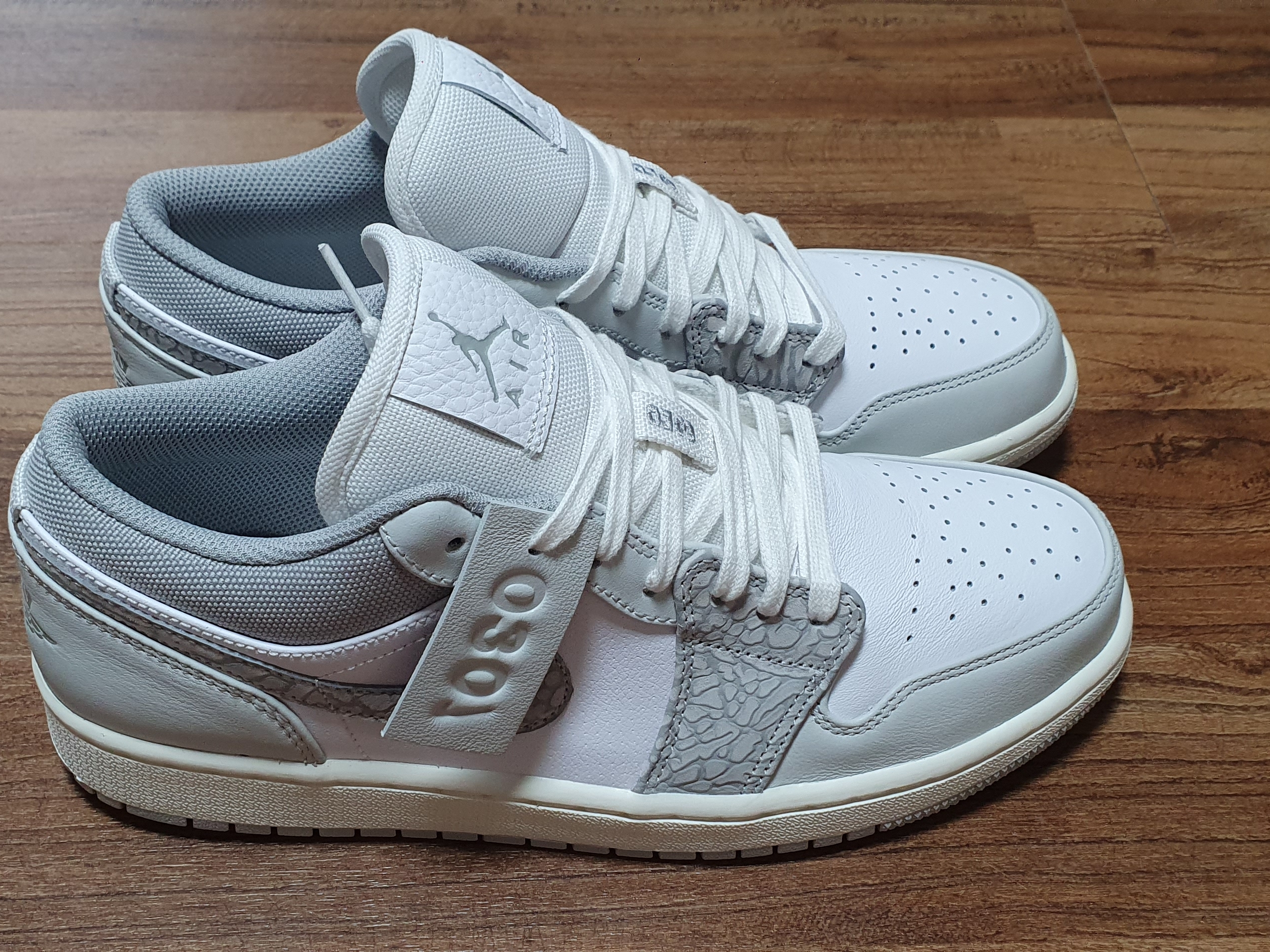 Jordan 1 Low PRM Elephant Print 착용 스타일