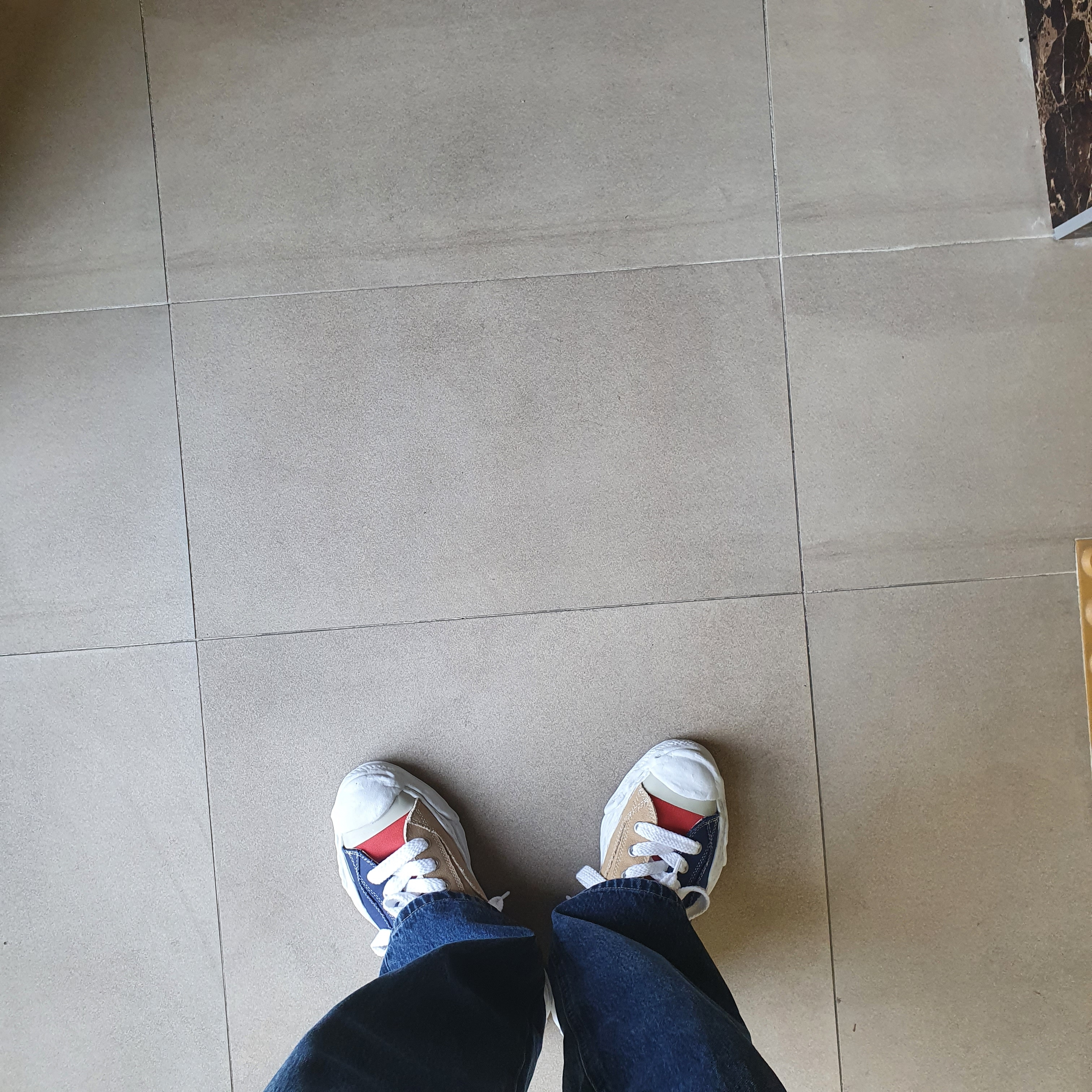 Maison Mihara Yasuhiro Hank OG Sole Canvas Low-top Sneakers Navy Beige 착용 스타일 - 1