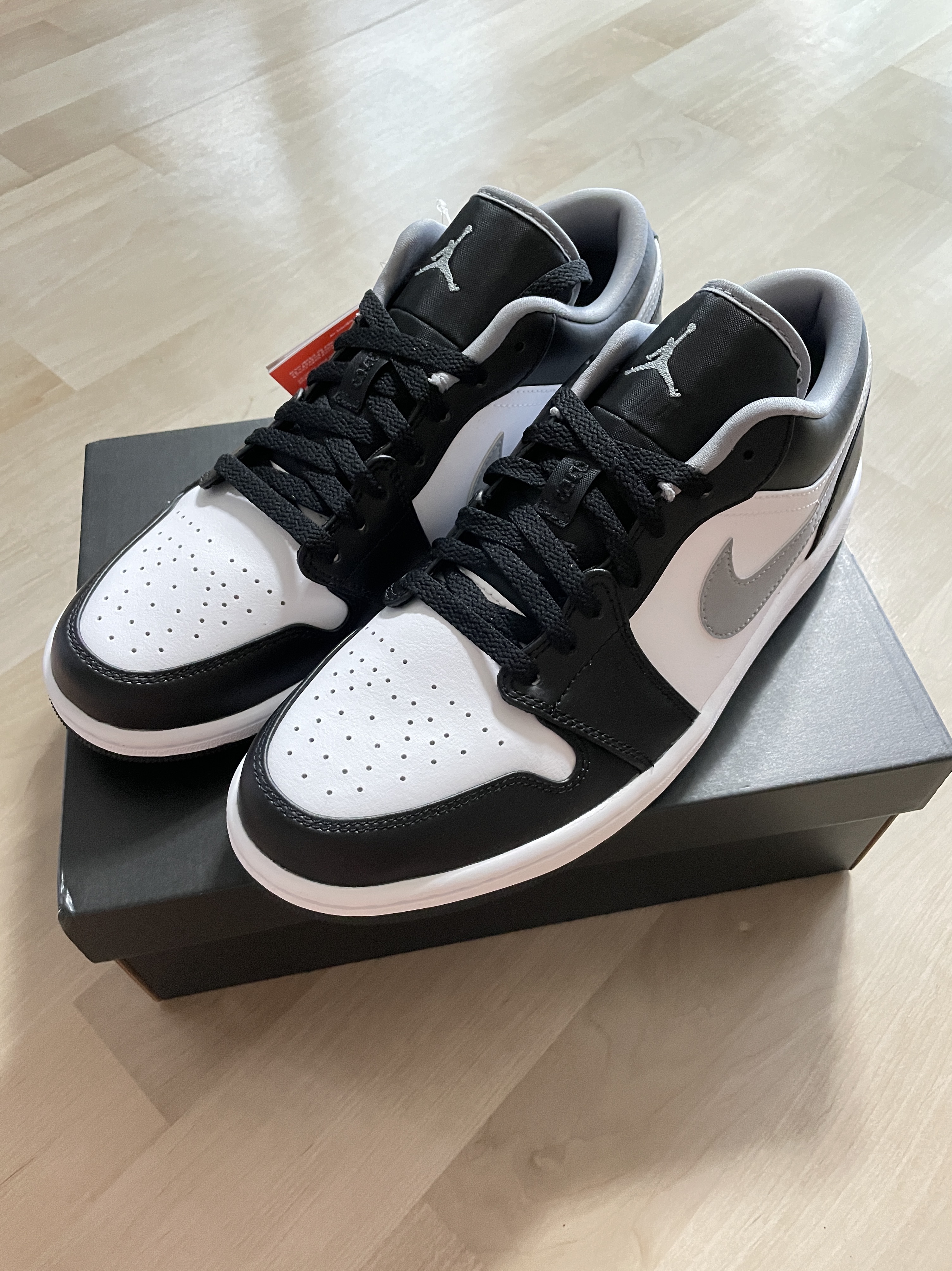 Jordan 1 Low Black Particle Grey 착용 스타일 - 2