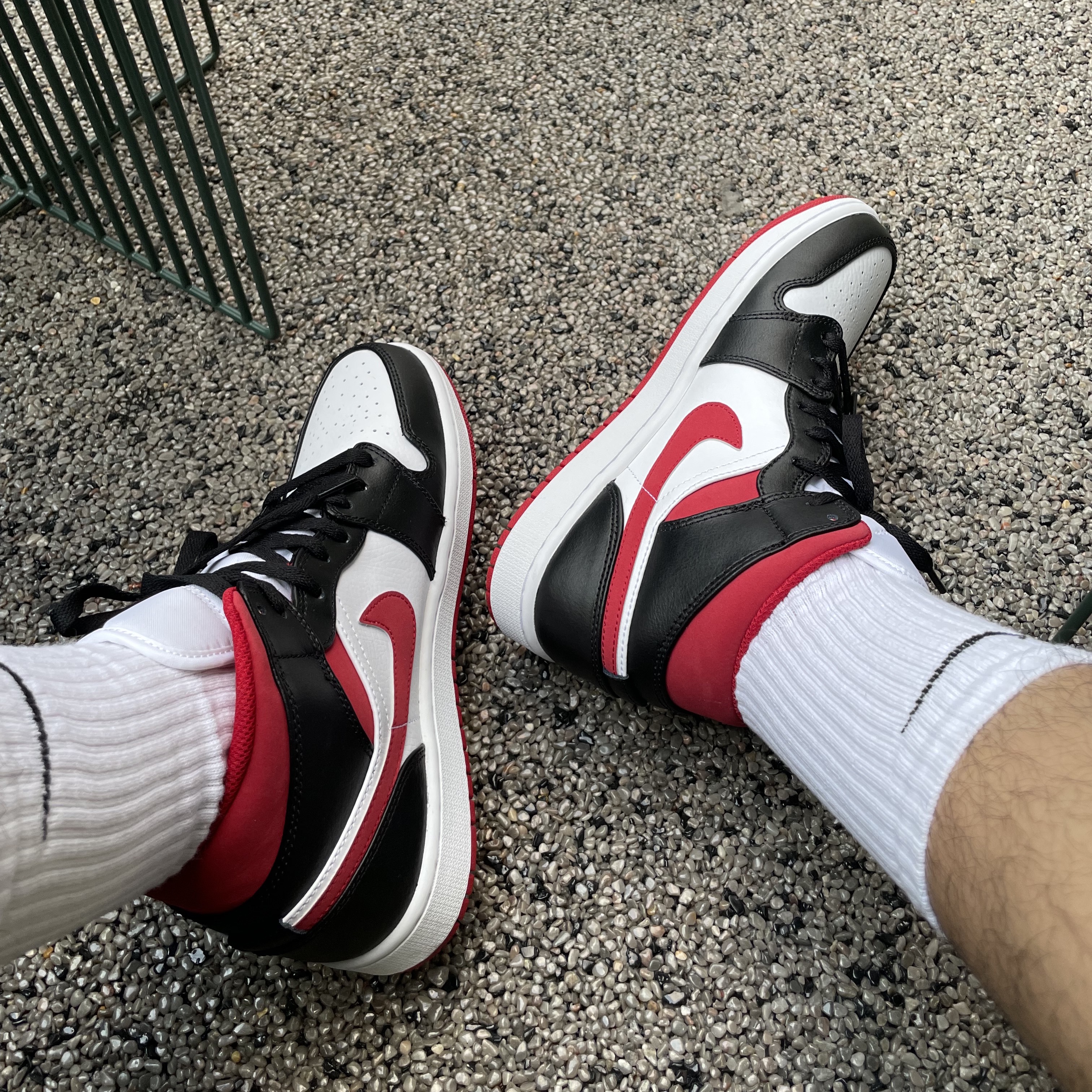 Jordan 1 Mid Gym Red Black White 착용 스타일