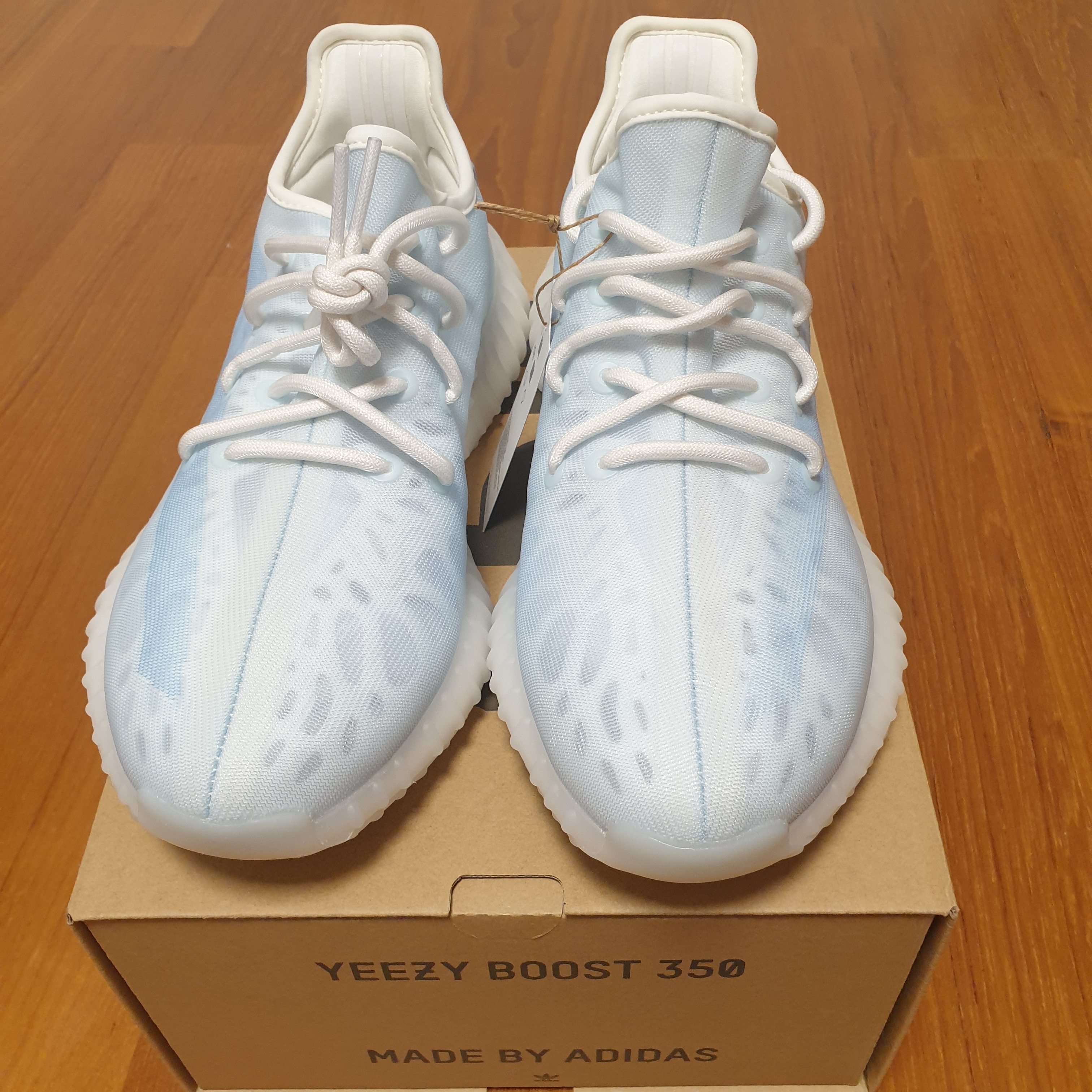 Adidas Yeezy Boost 350 V2 Mono Ice 착용 스타일 - 3