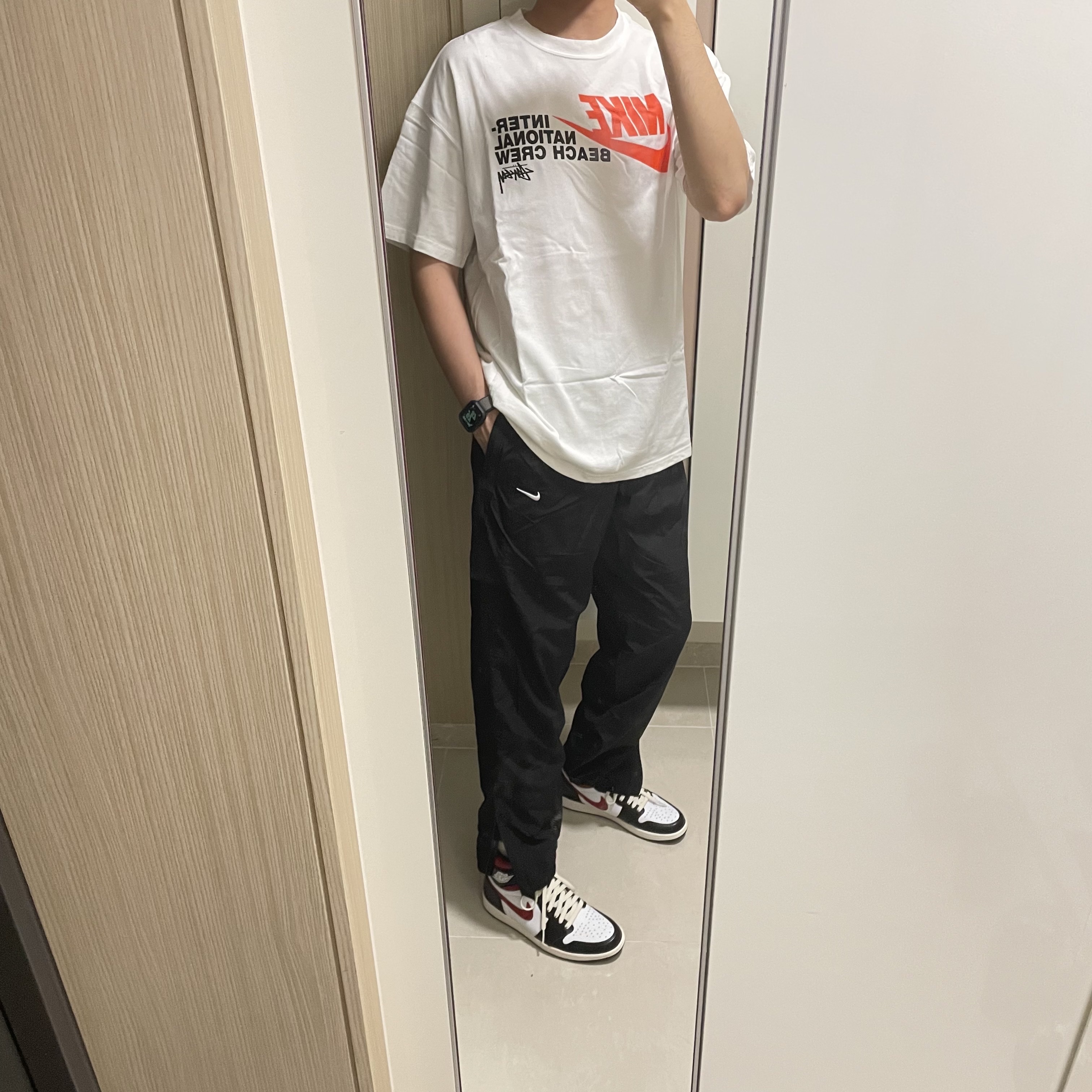 Nike x Stussy International Beach Crew T-Shirt White - US/EU, Jordan 1 Retro High OG Gym Red 착용 스타일
