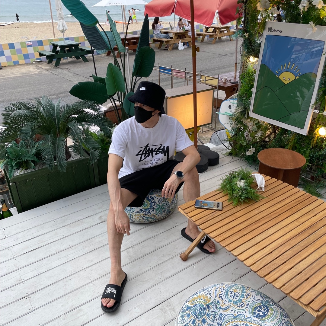 Stussy World Tour T-Shirt White, Nike x Stussy Benassi Slide Off Noir 착용 스타일 - 1