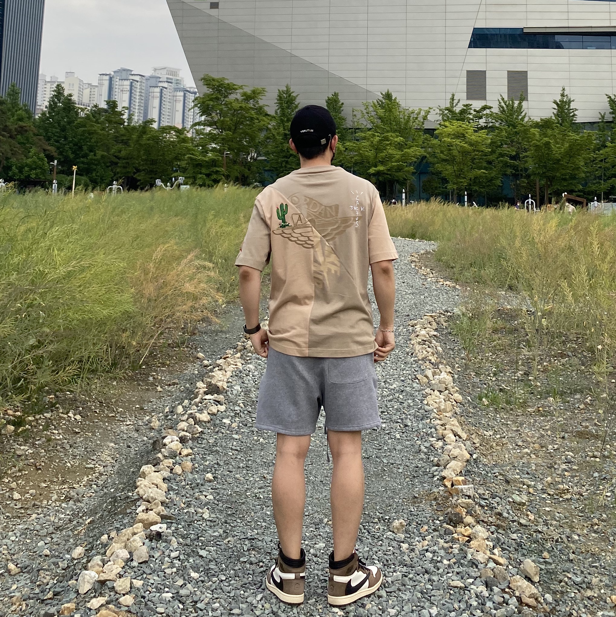 Jordan 1 x Travis Scott Retro High OG SP Mocha, Jordan x Travis Scott S/S Top - Asia 착용 스타일