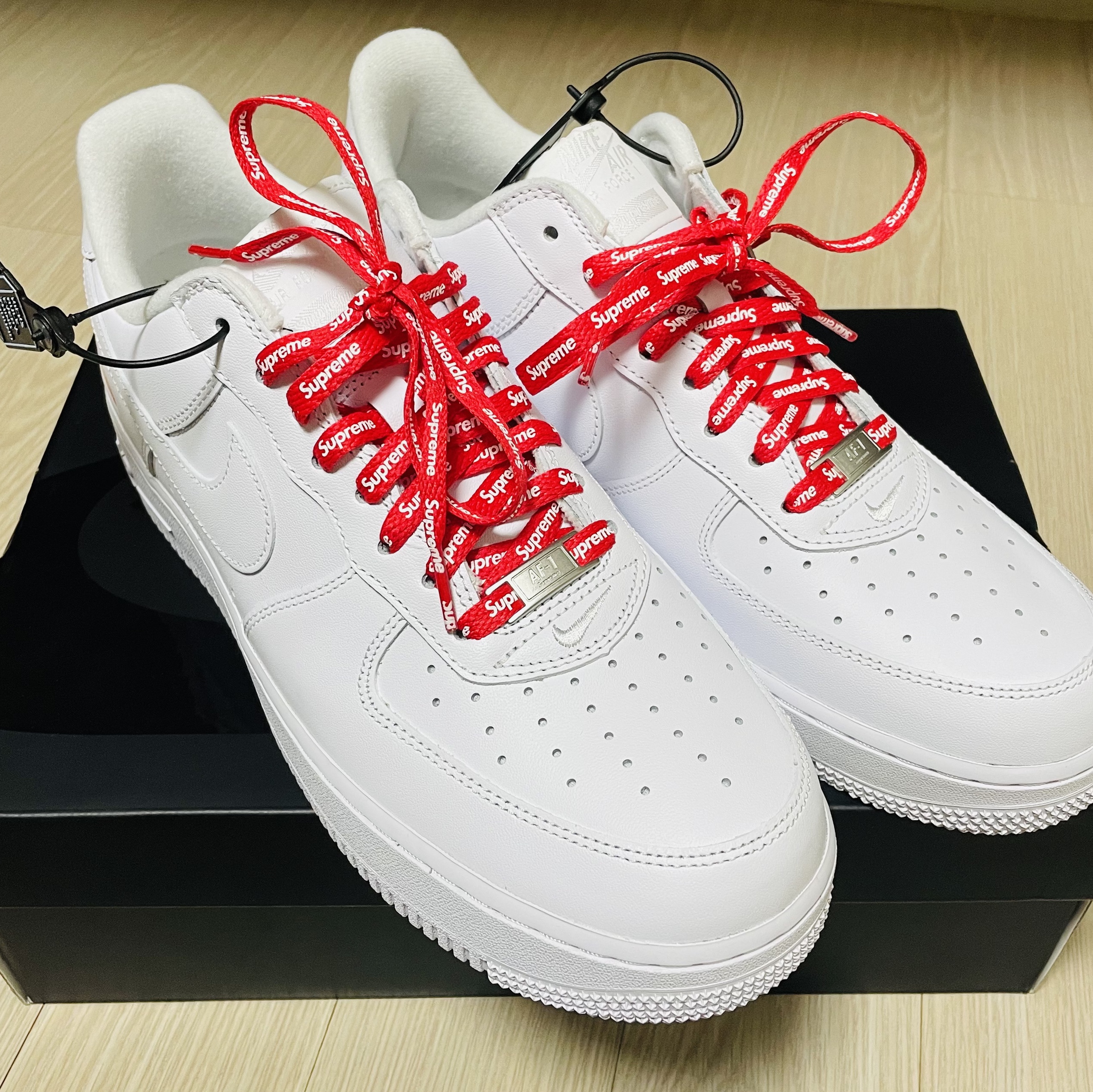 Nike x Supreme Air Force 1 Low White, Jordan 1 Mid SE ASW Black 착용 스타일 - 1