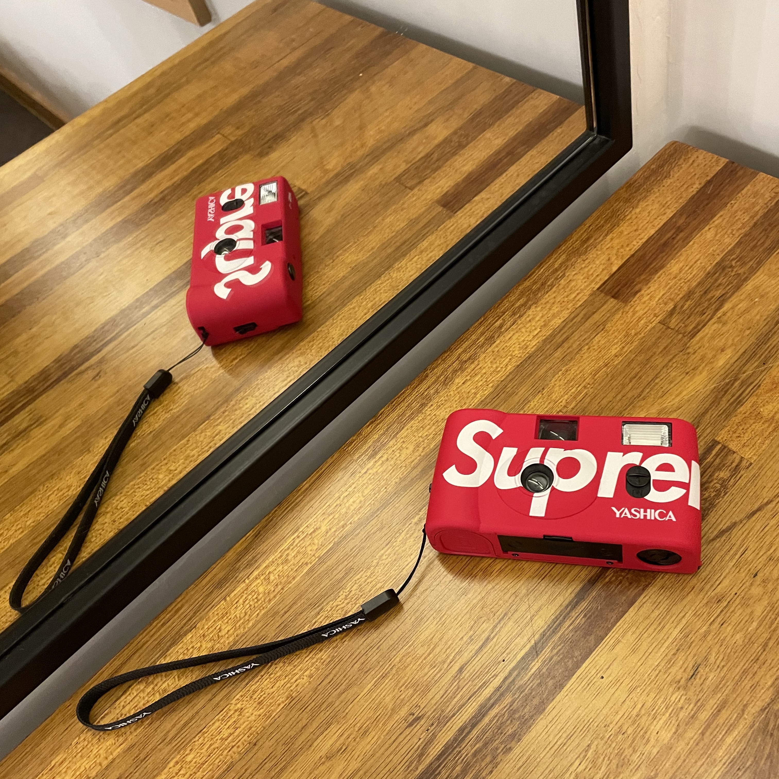 Supreme Yashica MF-1 Camera Red - 21SS 착용 스타일