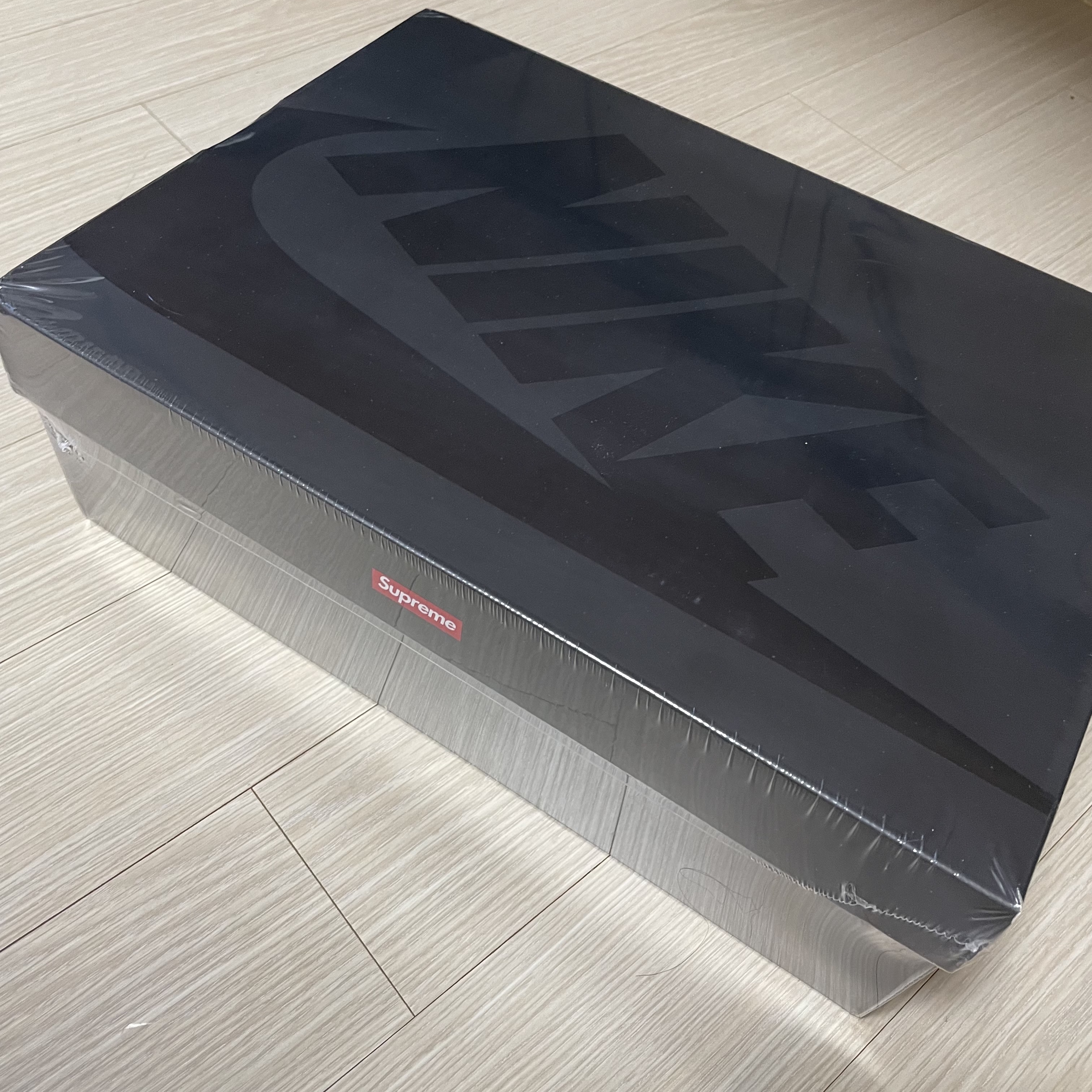 Nike x Supreme Air Force 1 Low White, Jordan 1 Mid SE ASW Black 착용 스타일 - 2