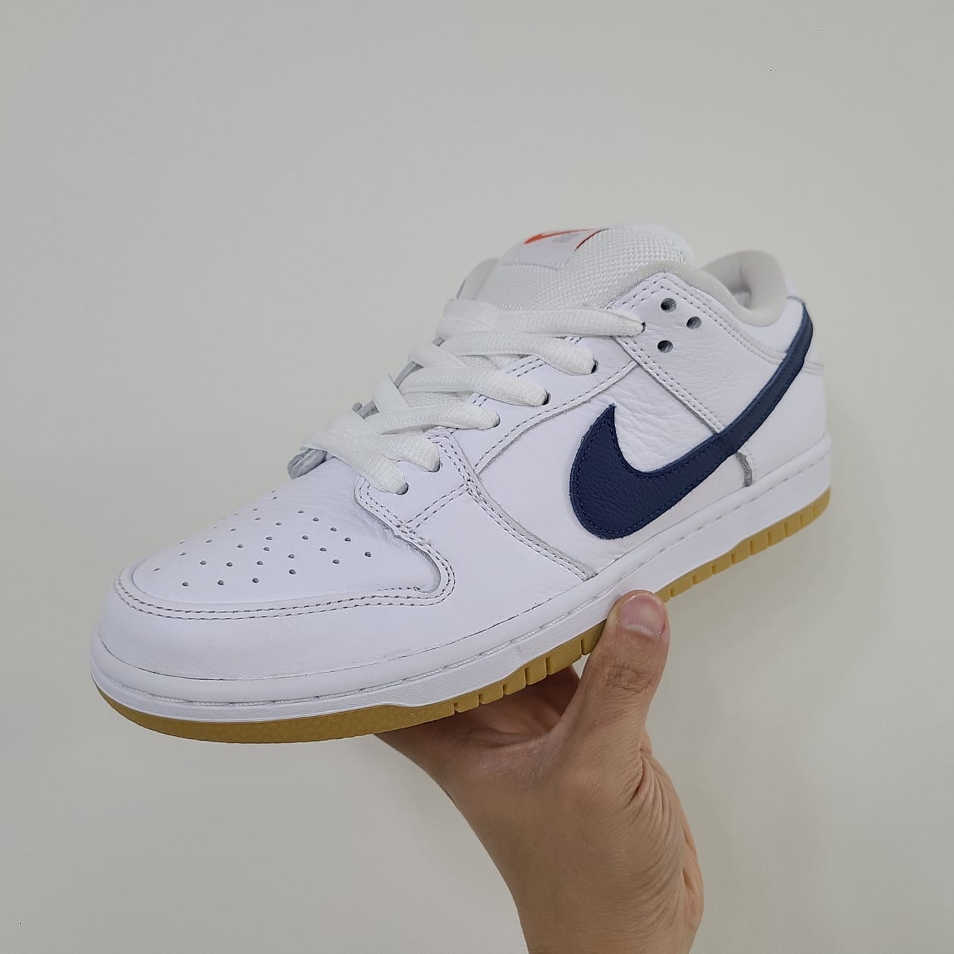 Nike SB Dunk Low Pro ISO Orange Label White Navy 착용 스타일 - 1