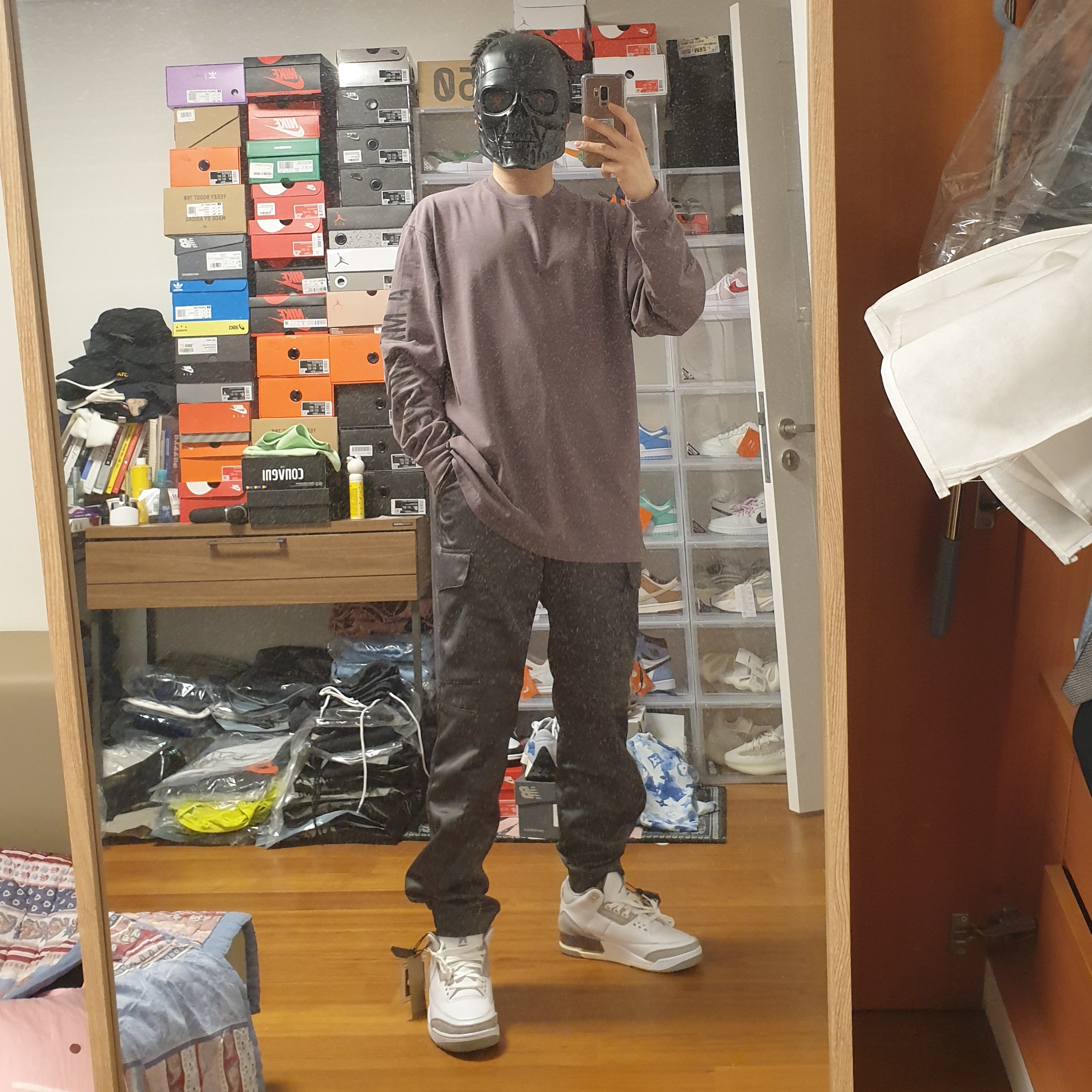 Nike x Stussy Bucket Hat Black, Jordan x A Ma Maniere Woven Cargo Pants Midnight Fog - Asia 착용 스타일 - 4