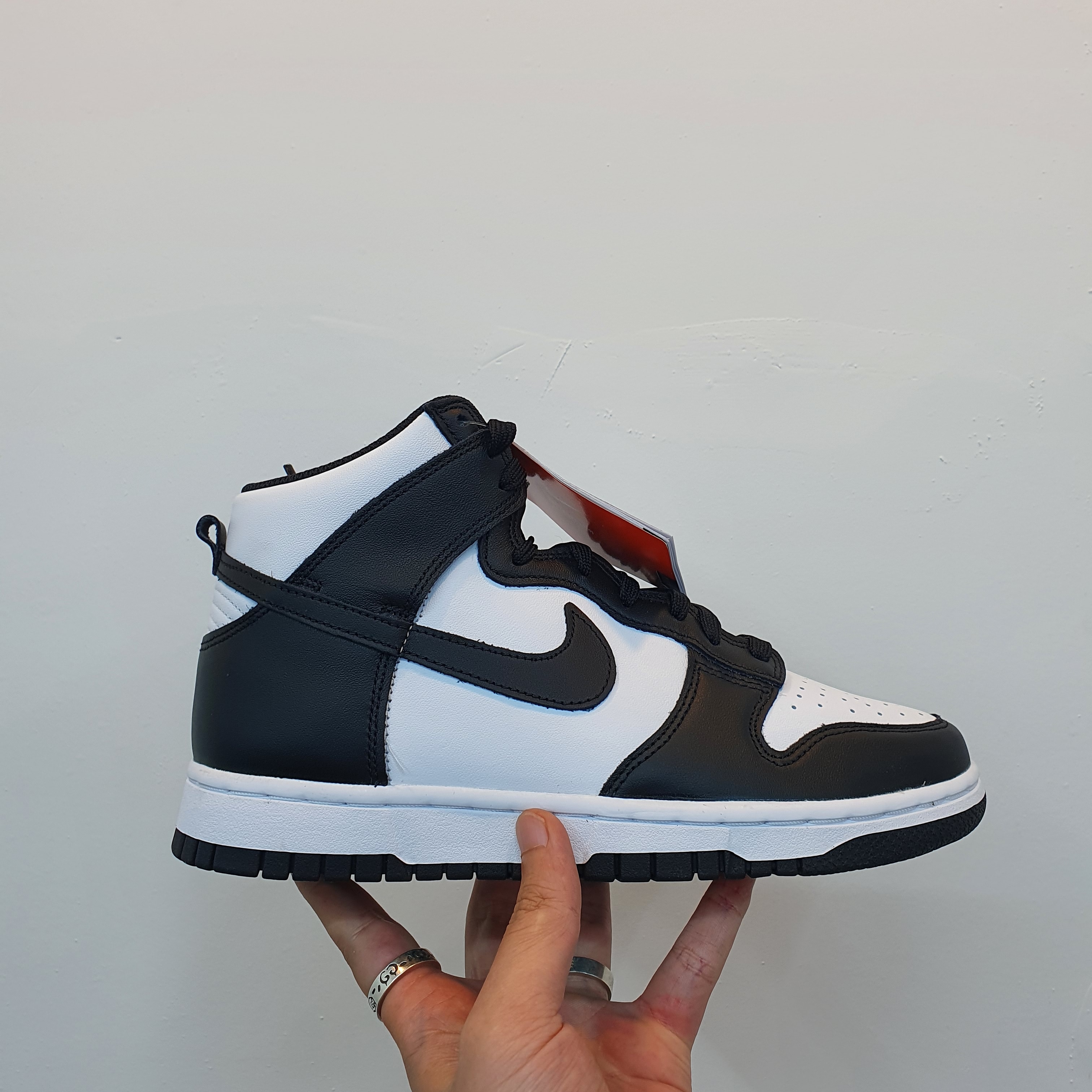 (W) Nike Dunk High Black and White 착용 스타일