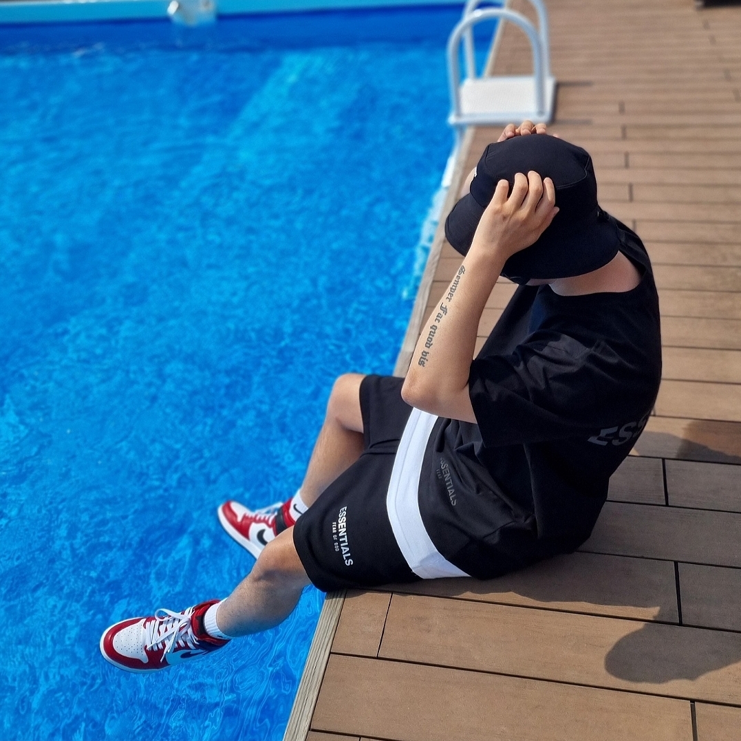 (W) Jordan 1 Retro High Satin Red, Essentials Sweatshorts Black 2020 착용 스타일