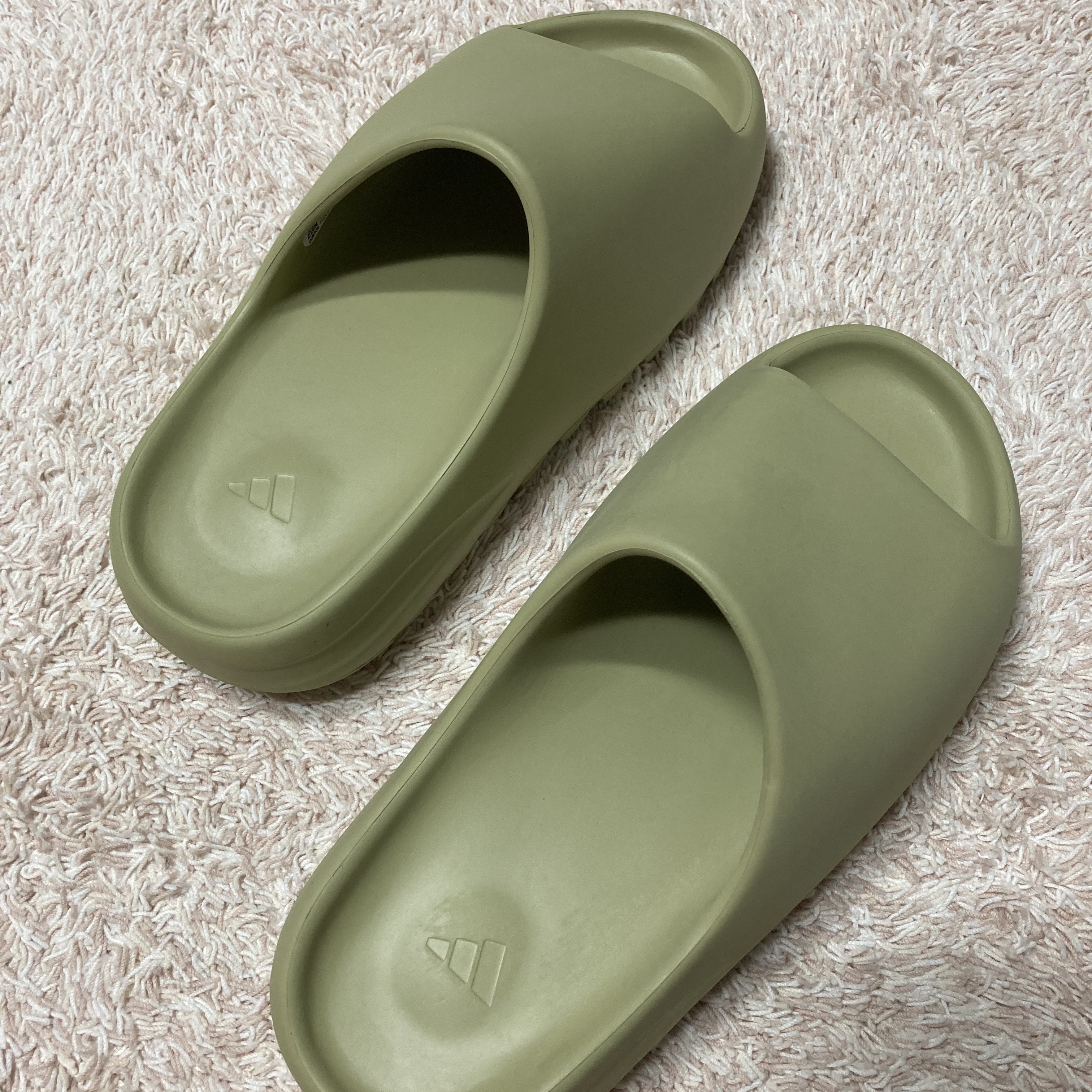 Adidas Yeezy Slide Resin 2021 착용 스타일