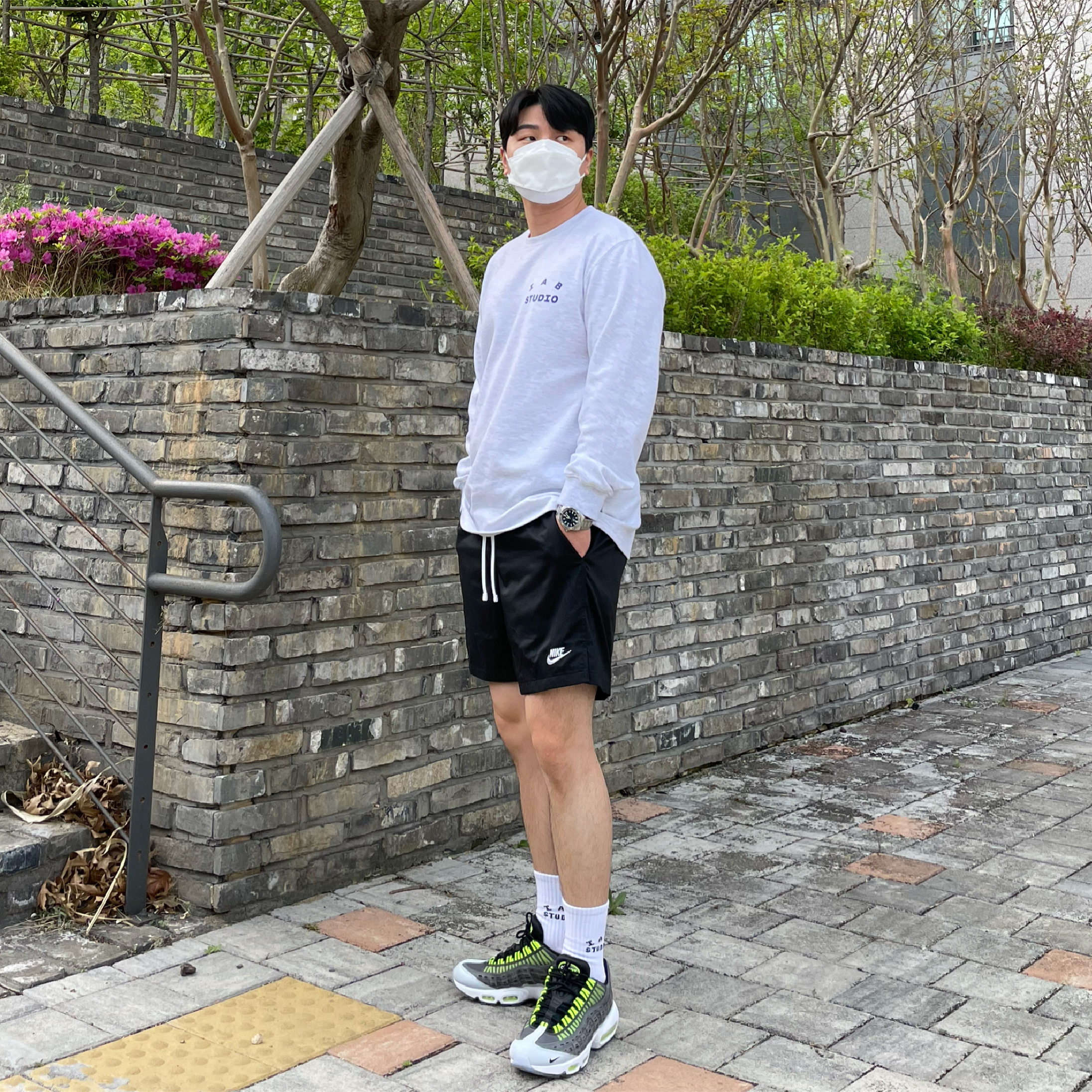 IAB Studio Long Sleeve Light Gray, IAB Studio Lime Black White Socks (3 Pack) 착용 스타일