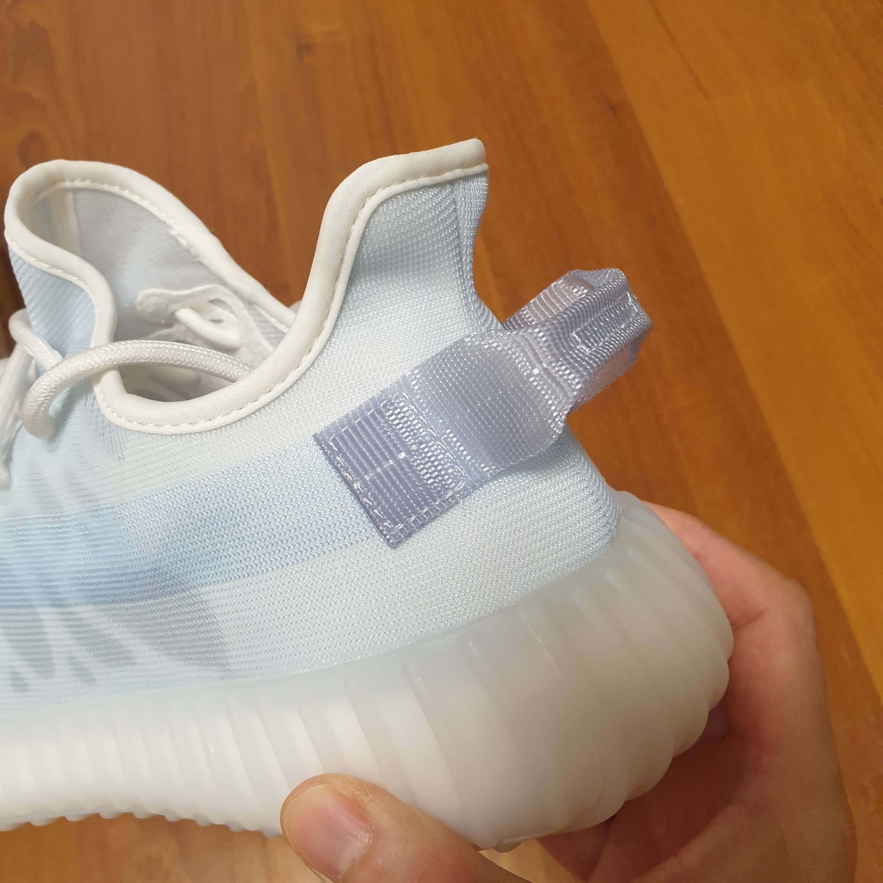 Adidas Yeezy Boost 350 V2 Mono Ice 착용 스타일 - 4