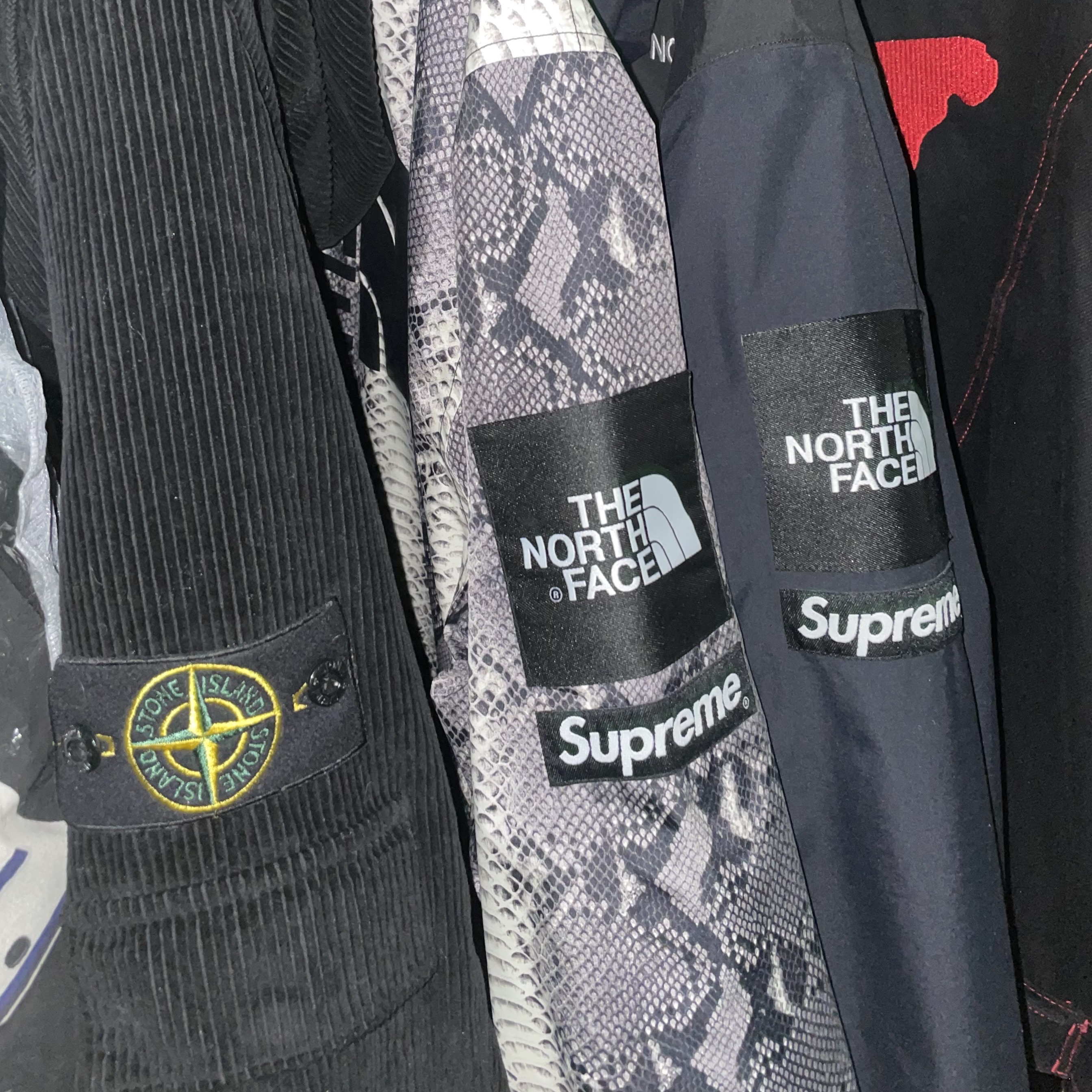 Supreme x Stone Island Corduroy Jacket Black - 20FW, Supreme x The North Face Snakeskin Taped Seam Coaches Jacket Black - 18SS 착용 스타일