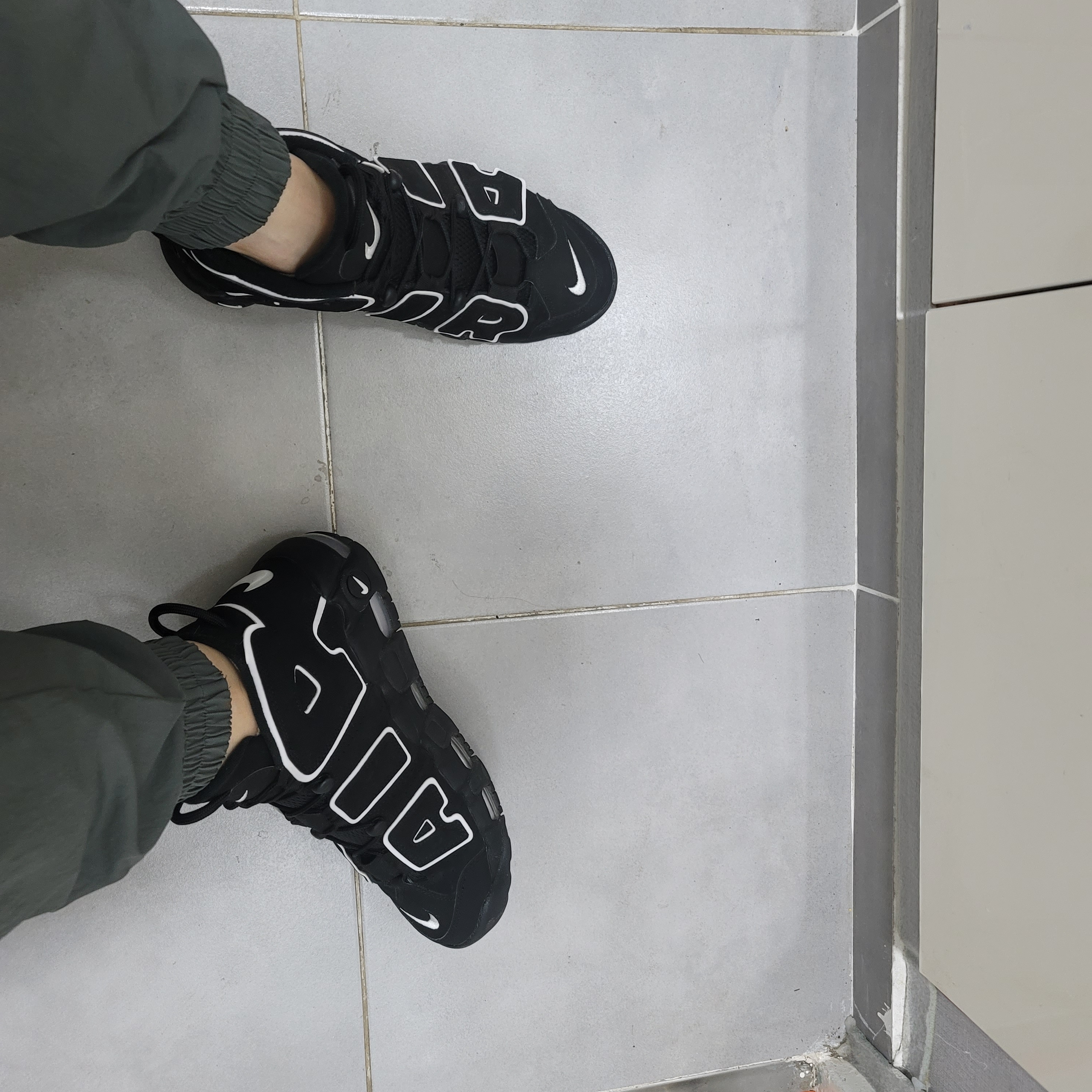 Nike Air More Uptempo Black White 2020 착용 스타일 - 2