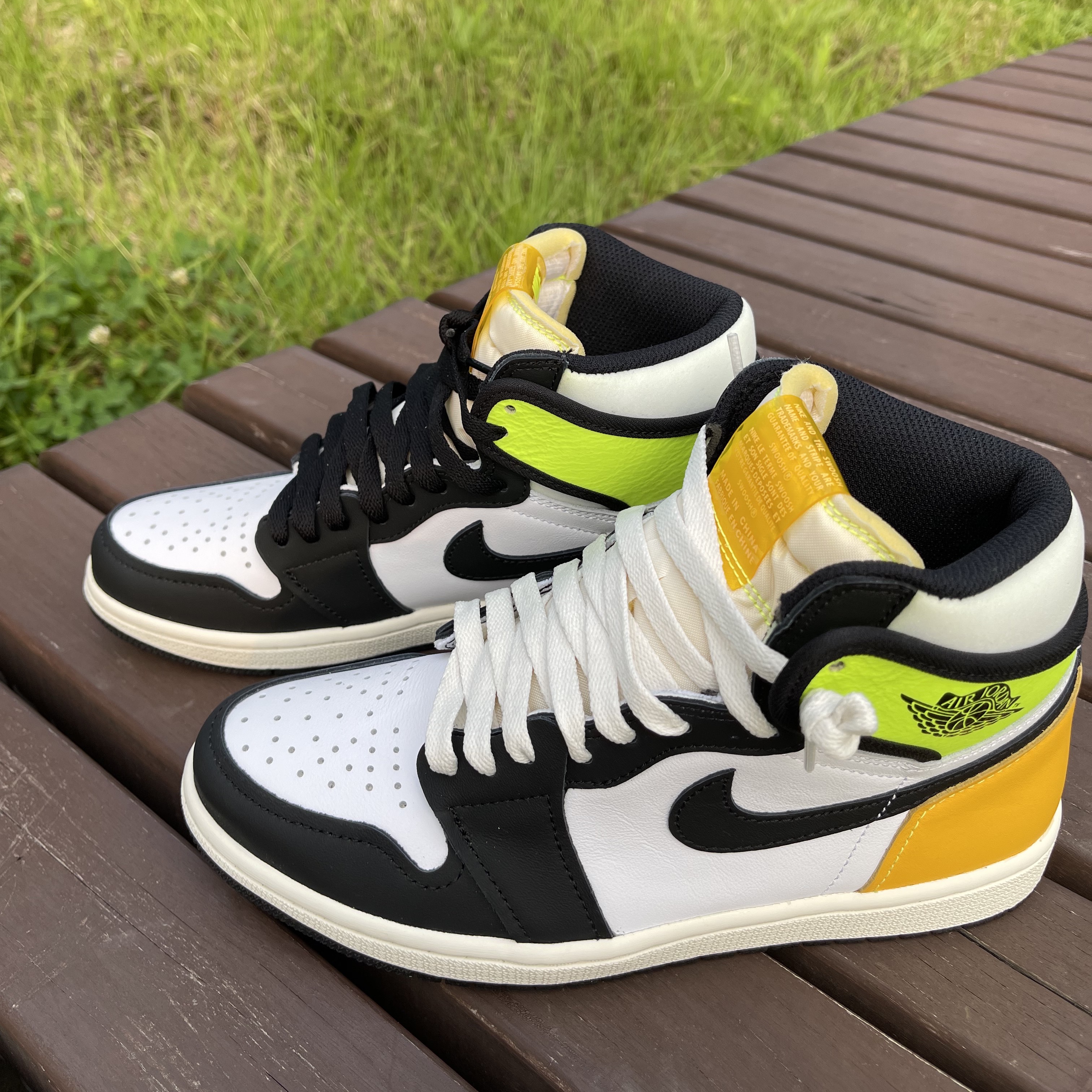 Jordan 1 Retro High OG Volt Gold 착용 스타일 - 2