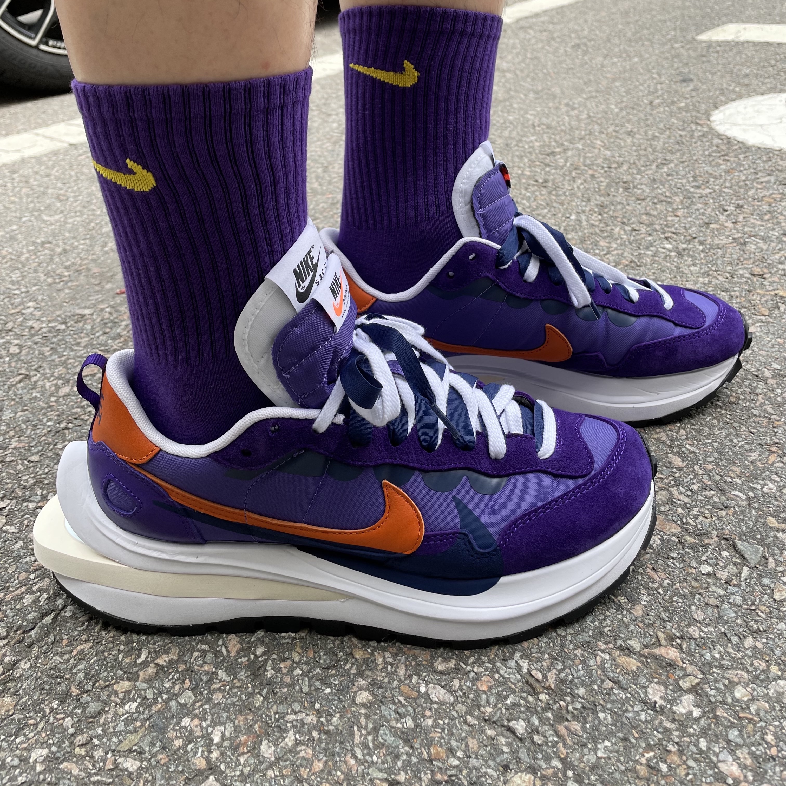 Nike x Sacai VaporWaffle Dark Iris 착용 스타일 - 3