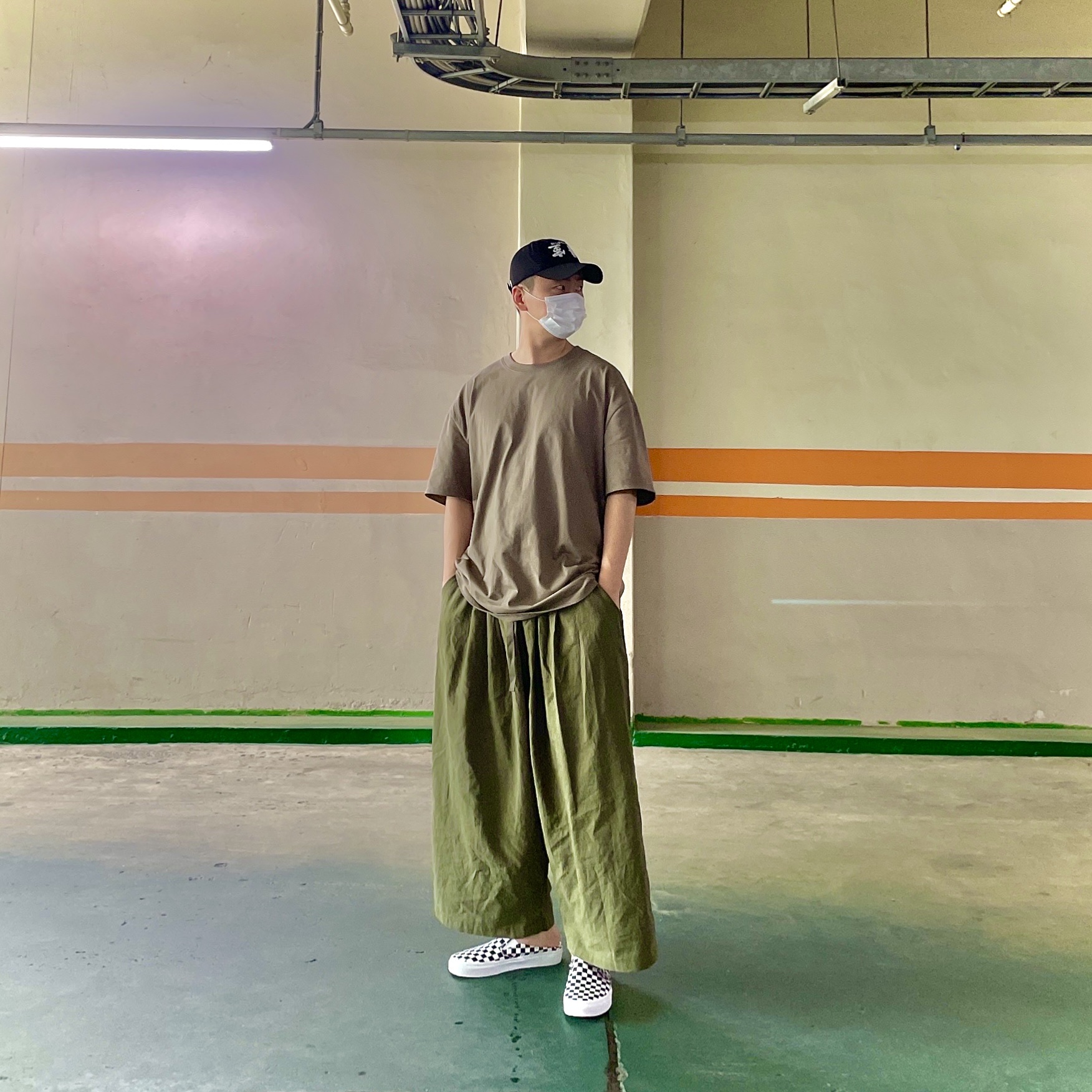 Essentials Sweatshorts Taupe - 21SS, Vans Classic Slip-On Mule Checkerboard Black White 착용 스타일