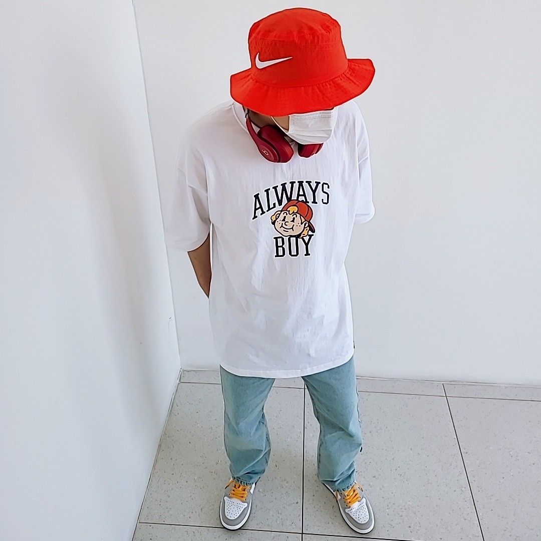 Nike x Stussy Bucket Hat Habanero Red, Jordan 1 Retro High OG Light Smoke Grey 착용 스타일 - 2