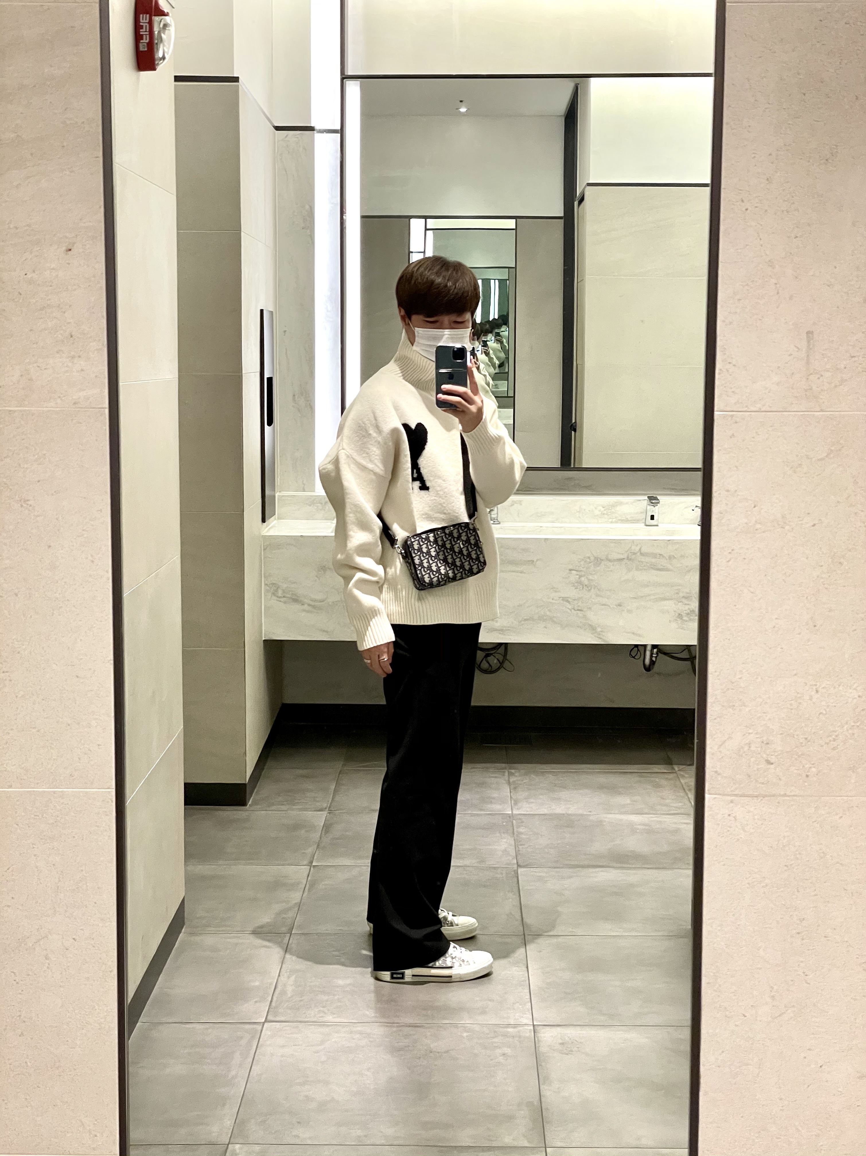 Dior B23 High Dior Oblique White & Black, Dior Shoulder Strap Pouch Beige & Black Dior Oblique Jacquard 착용 스타일 - 4