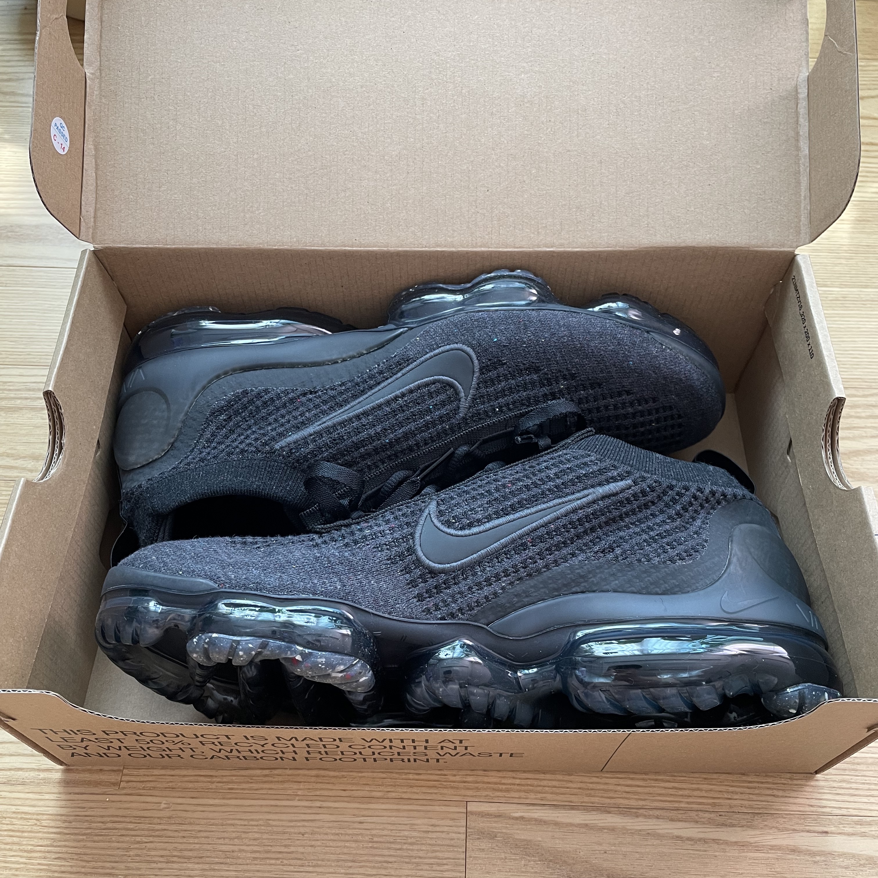 Nike Air VaporMax 2021 Flyknit Triple Black 착용 스타일 - 2